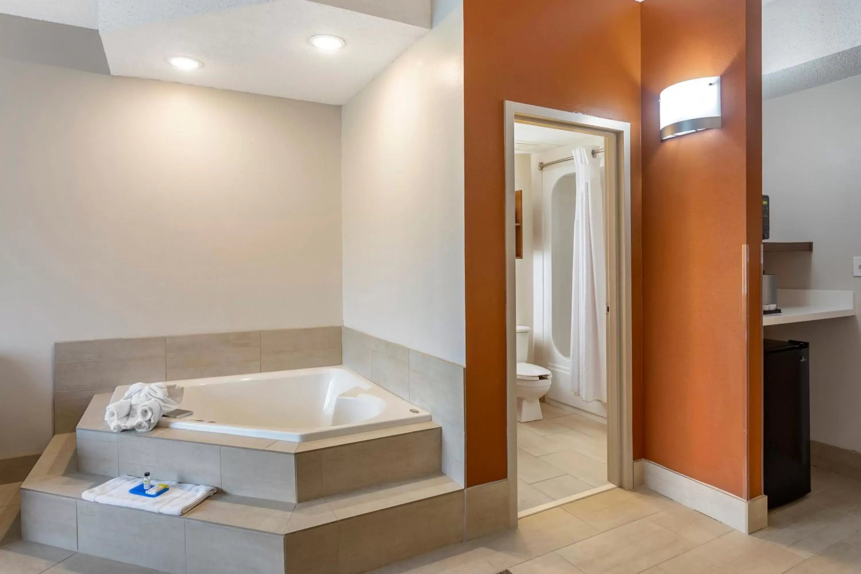 Bedroom, Bathroom in Holiday Inn Express Branson- Green Mountain Drive, an IHG Hotel