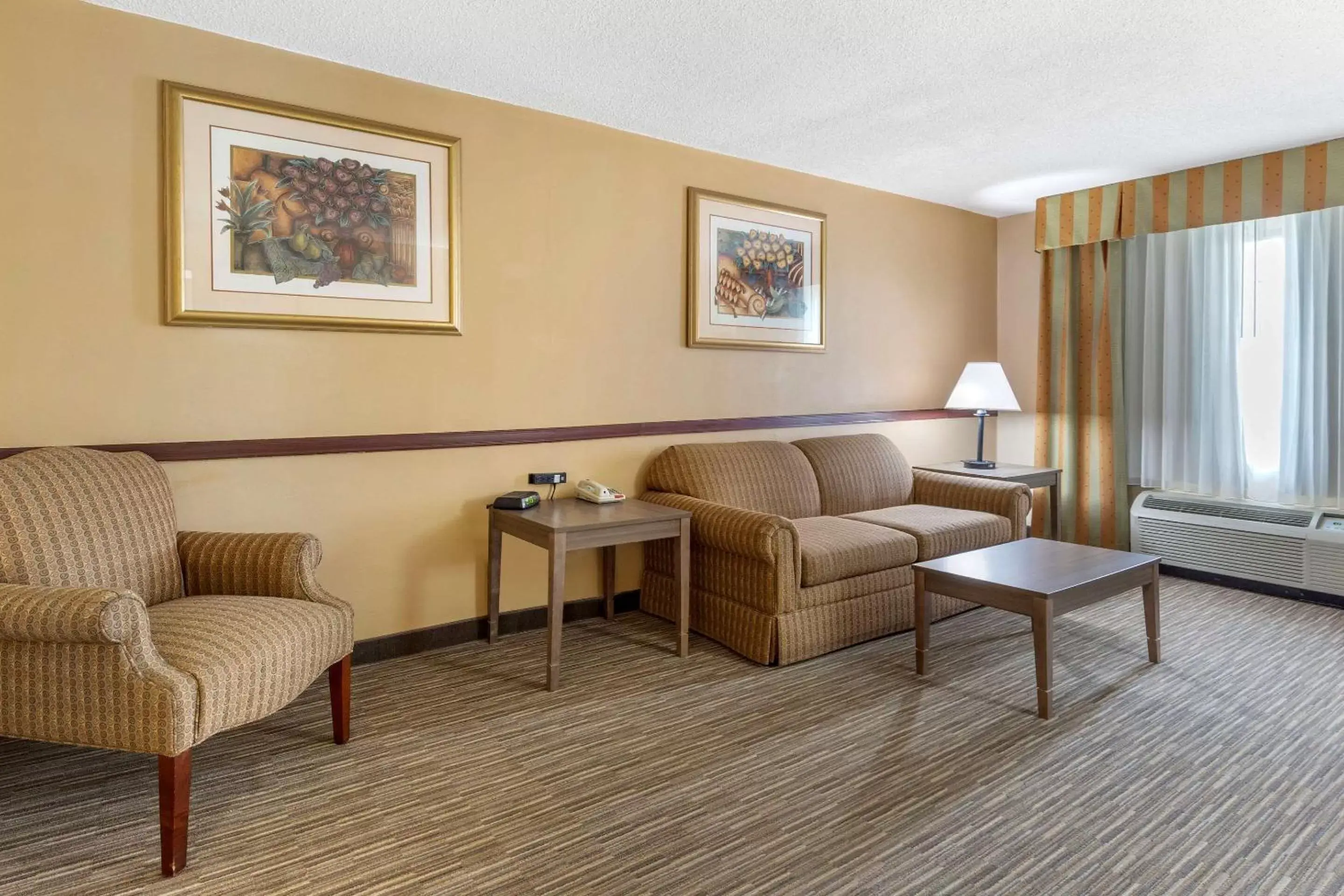 Bedroom, Lounge/Bar in Quality Inn & Suites Hanes Mall
