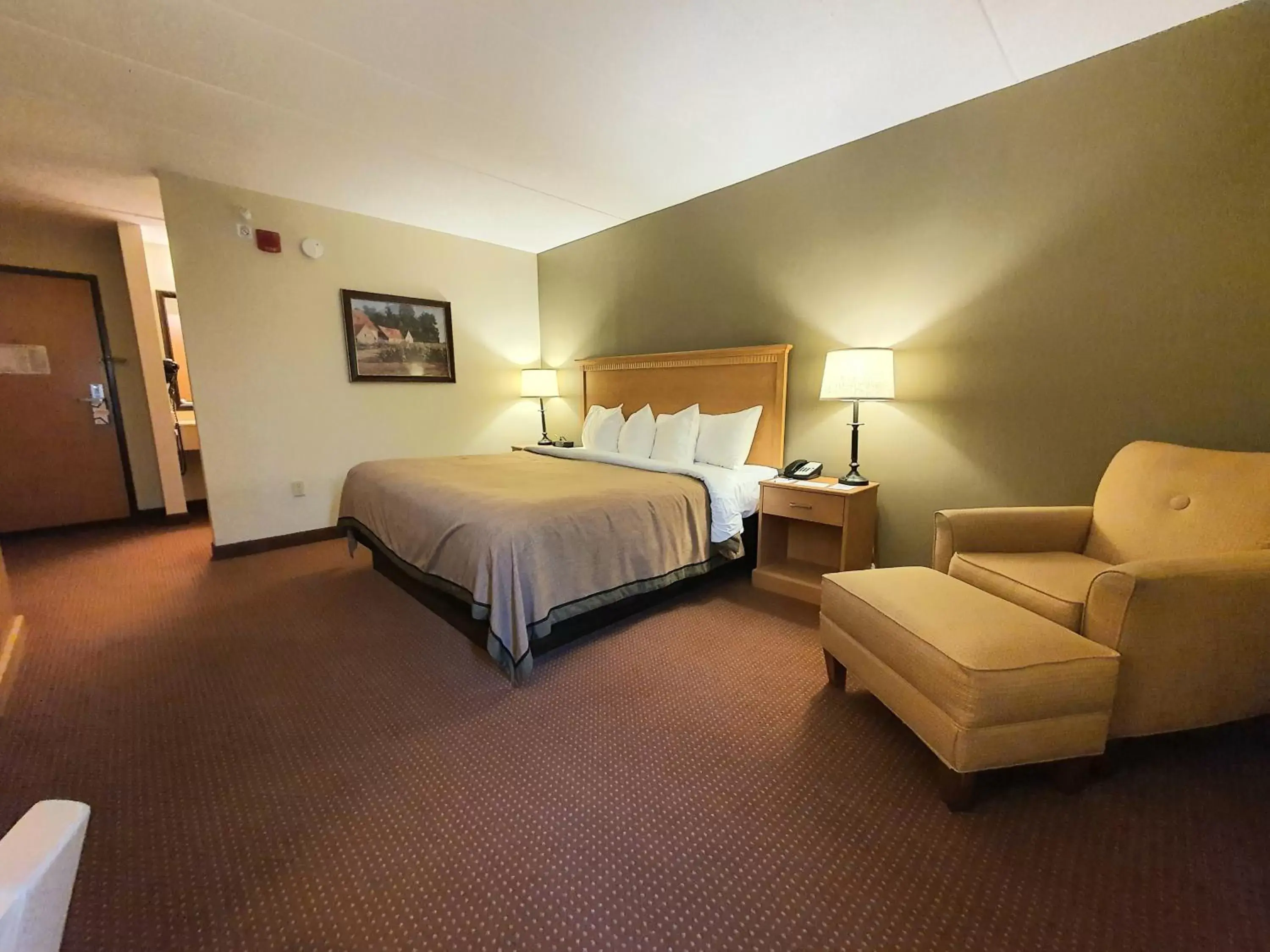 Bed in AmeriVu Inn and Suites - Waconia