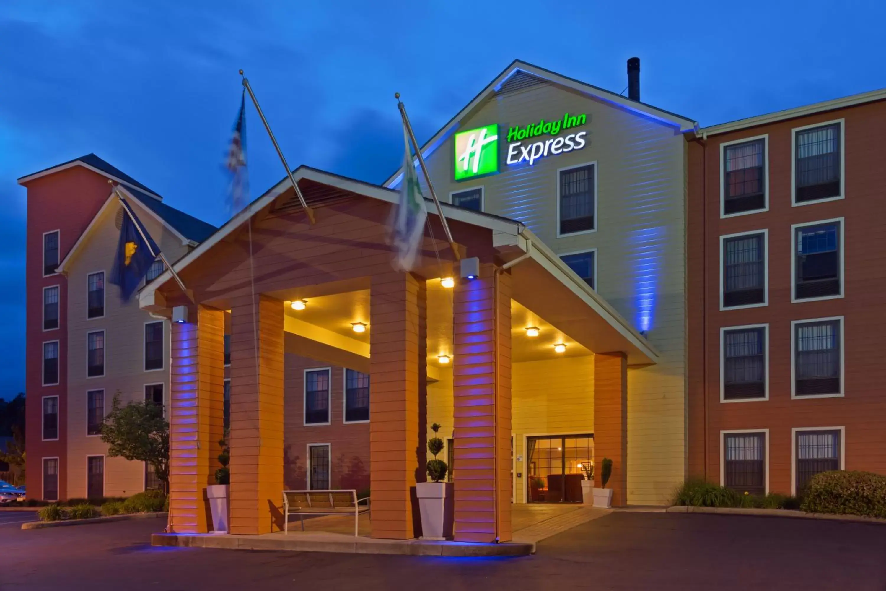 Property Building in Holiday Inn Express Grants Pass, an IHG Hotel