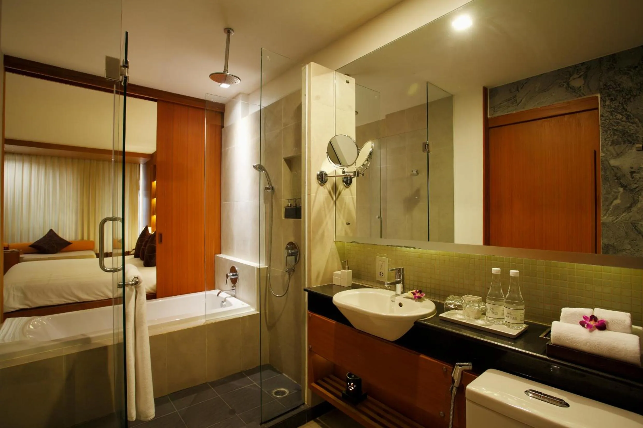 Bathroom, Bed in La Flora Resort Patong