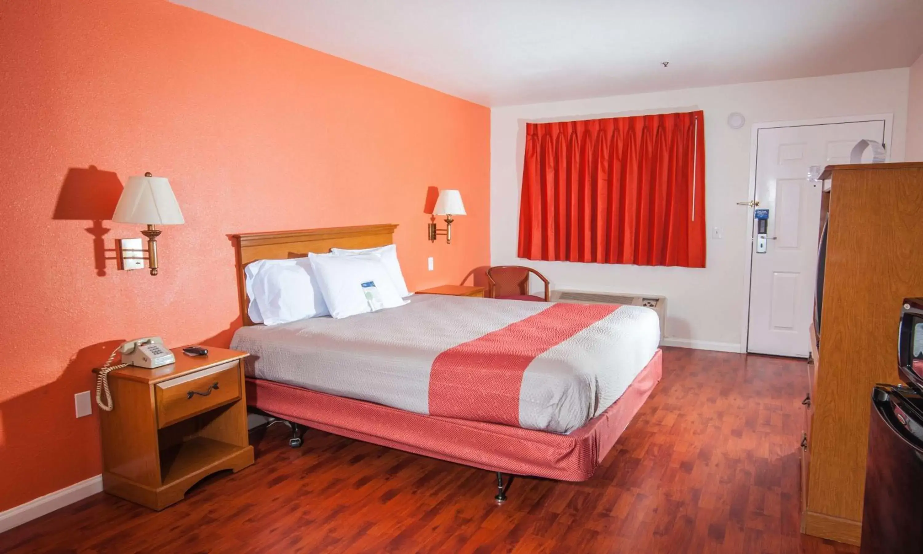 TV and multimedia, Room Photo in Motel 6-Santa Nella, CA - Los Banos