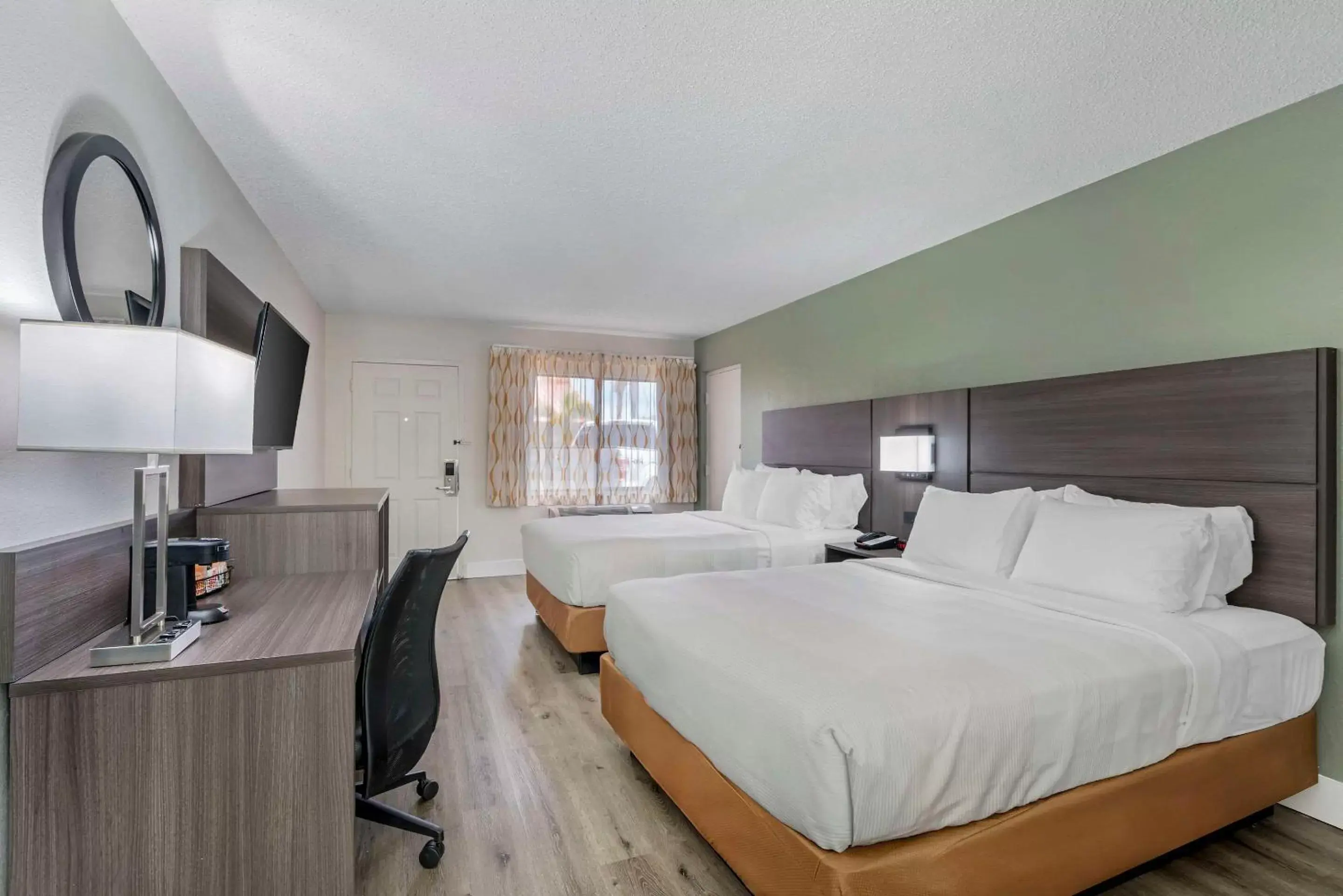 Bedroom in Days Inn & Suites by Wyndham Orlando East UCF Area
