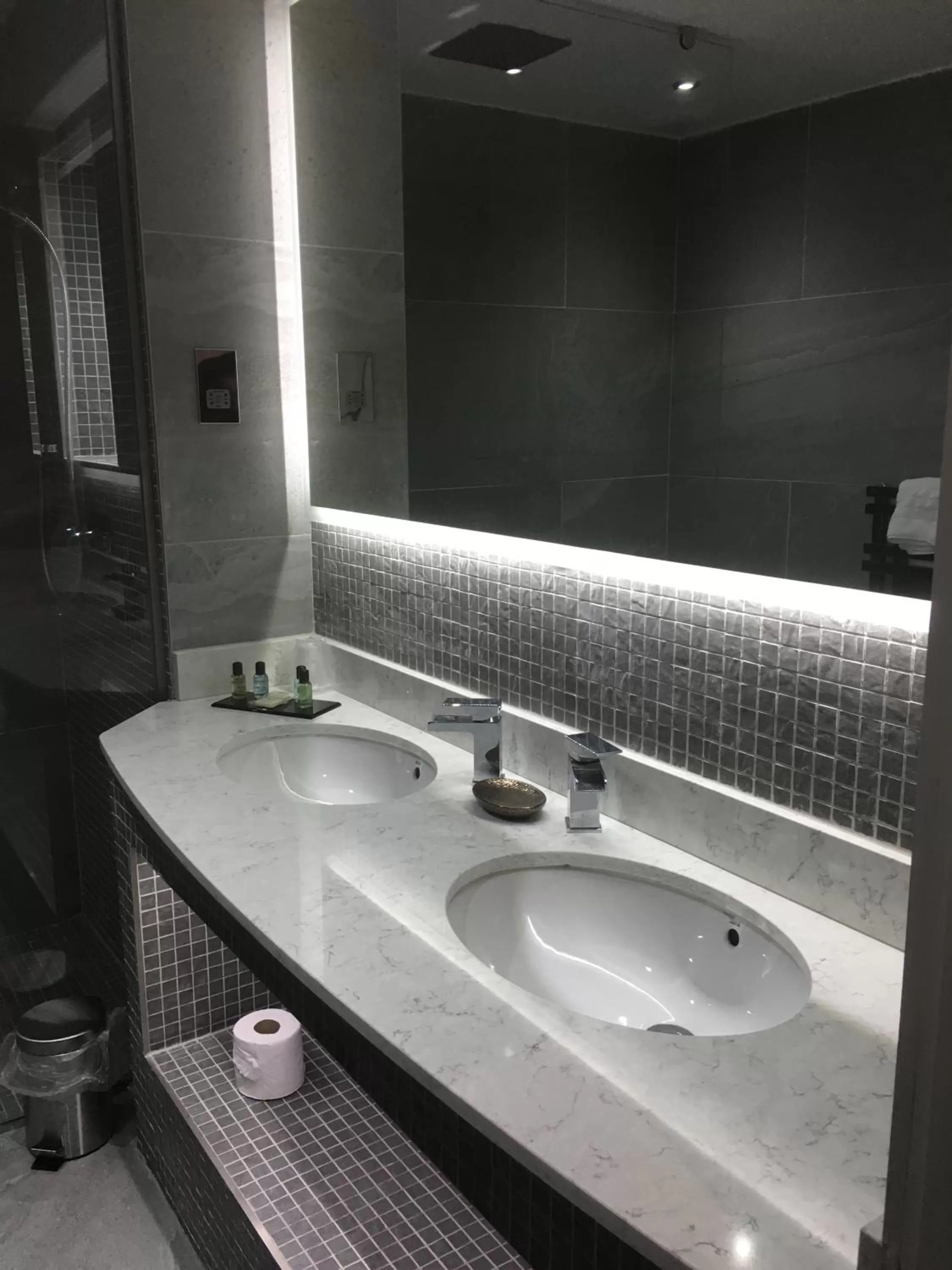 Bathroom in The Kings Arms Hotel