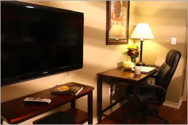 Living room, TV/Entertainment Center in Eagle's Den Suites in Three Rivers