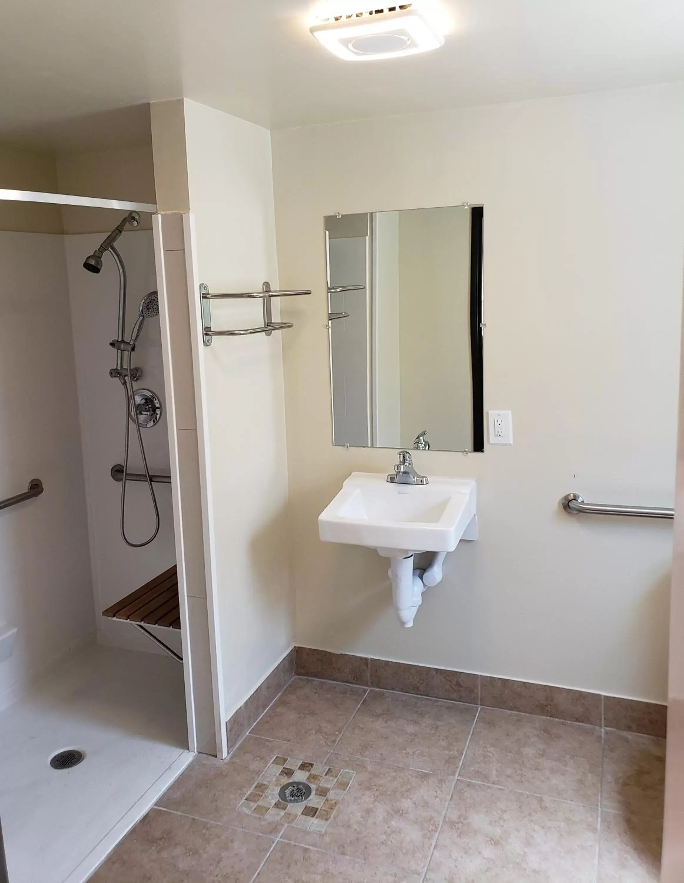 Shower, Bathroom in Anchor Pointe Inn