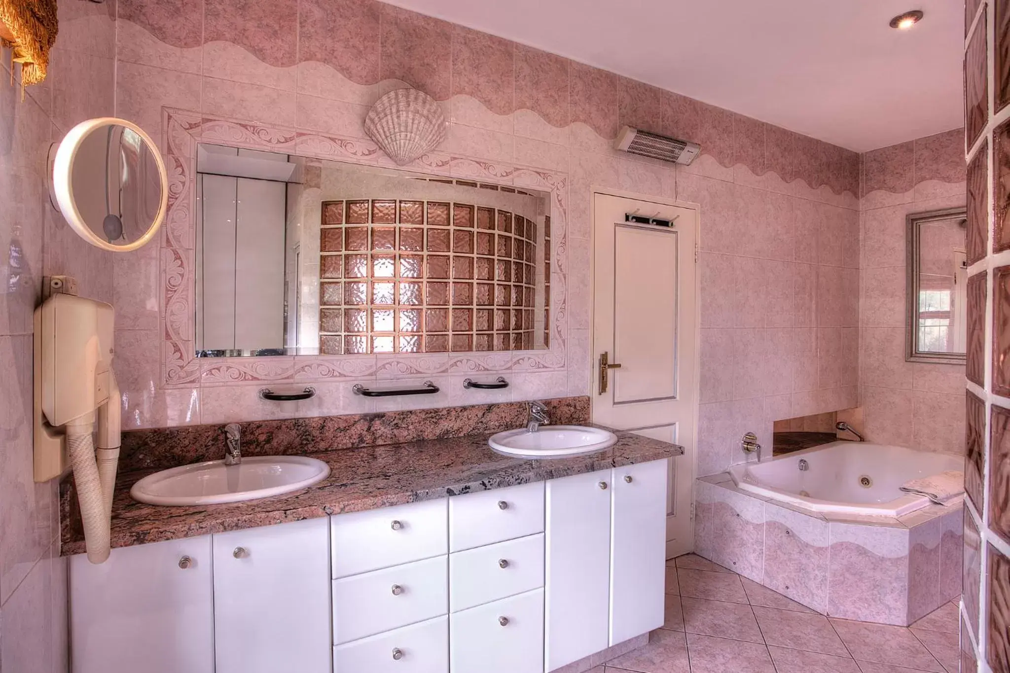 Photo of the whole room, Bathroom in Villa Simonne