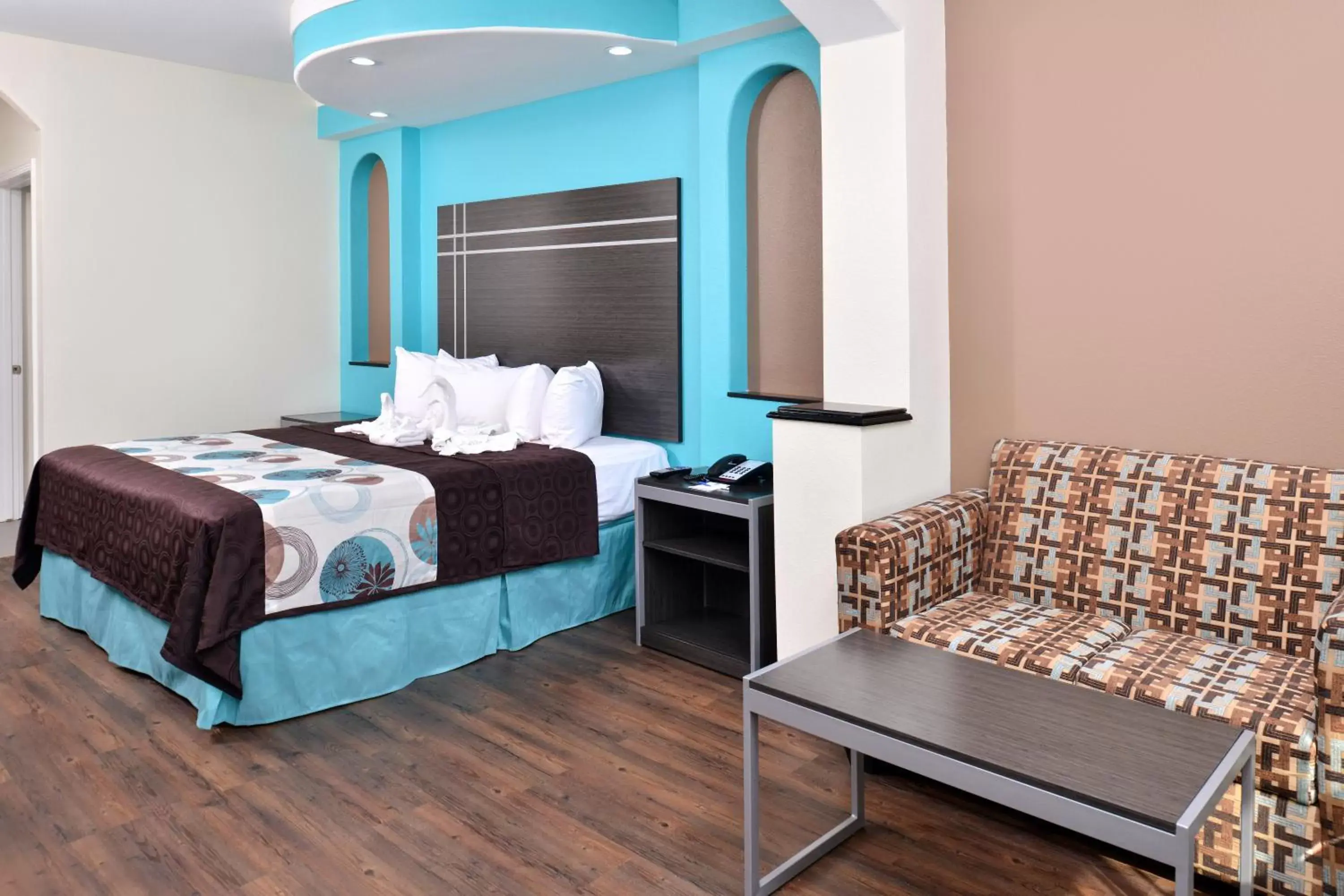 Bed in Americas Best Value Inn & Suites - Houston/Hwy 6 & Westpark