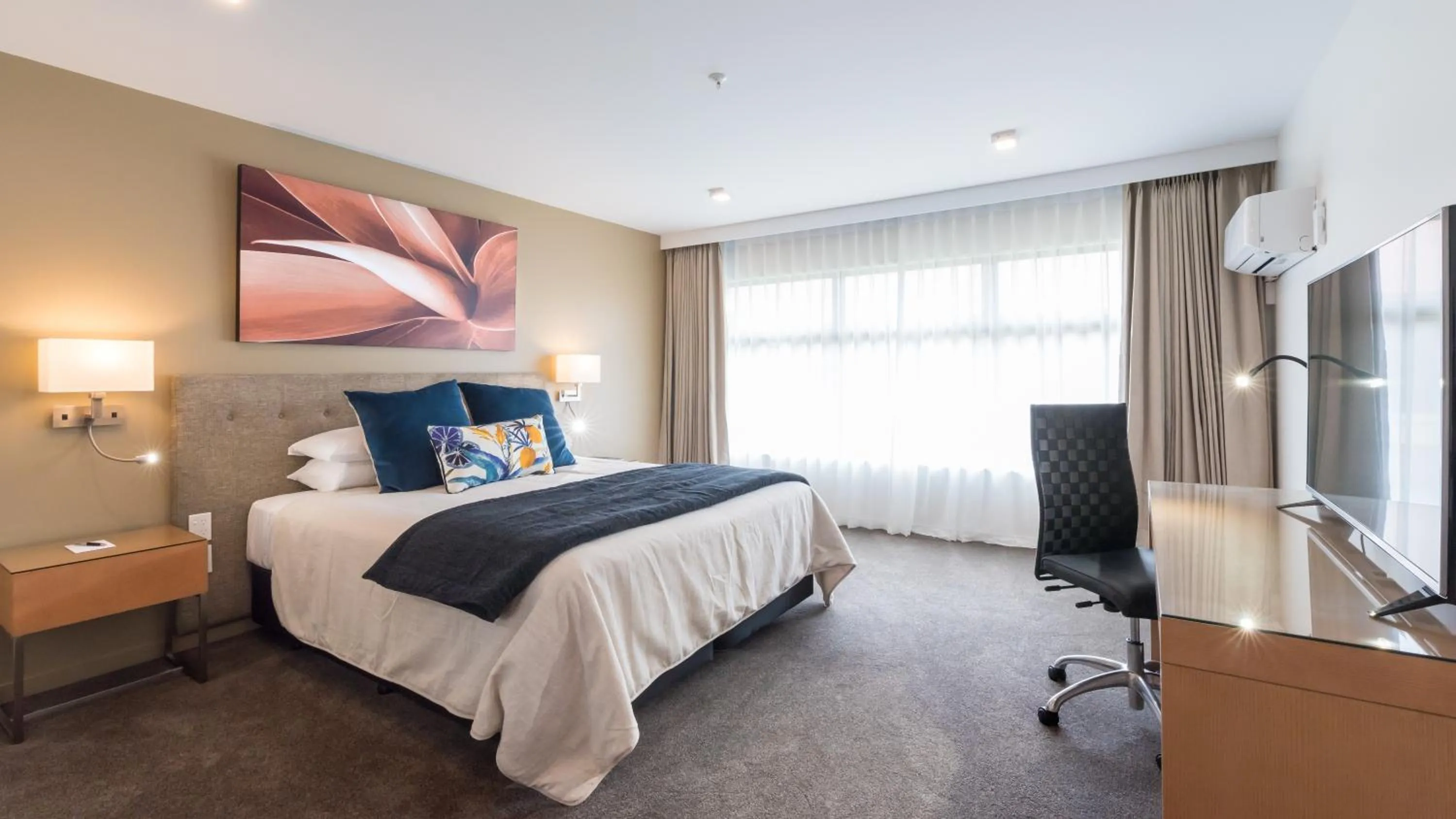 Bedroom, Bed in Distinction Hamilton Hotel & Conference Centre