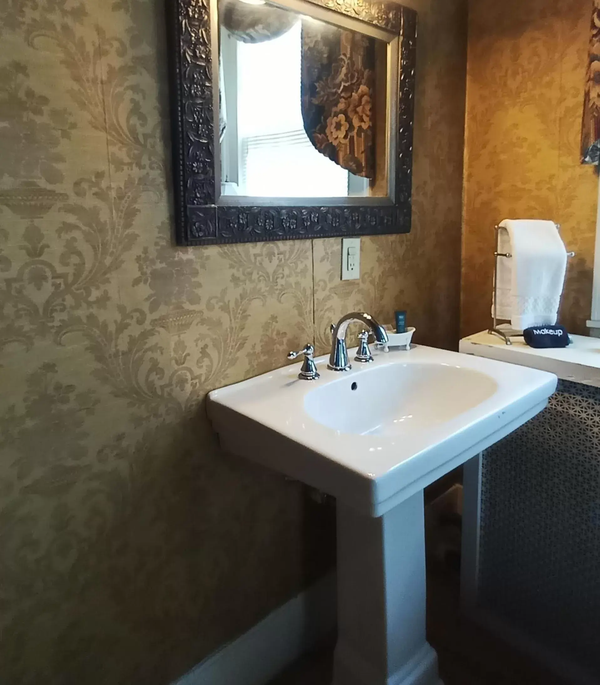 Bedroom, Bathroom in Arlington Inn & Spa