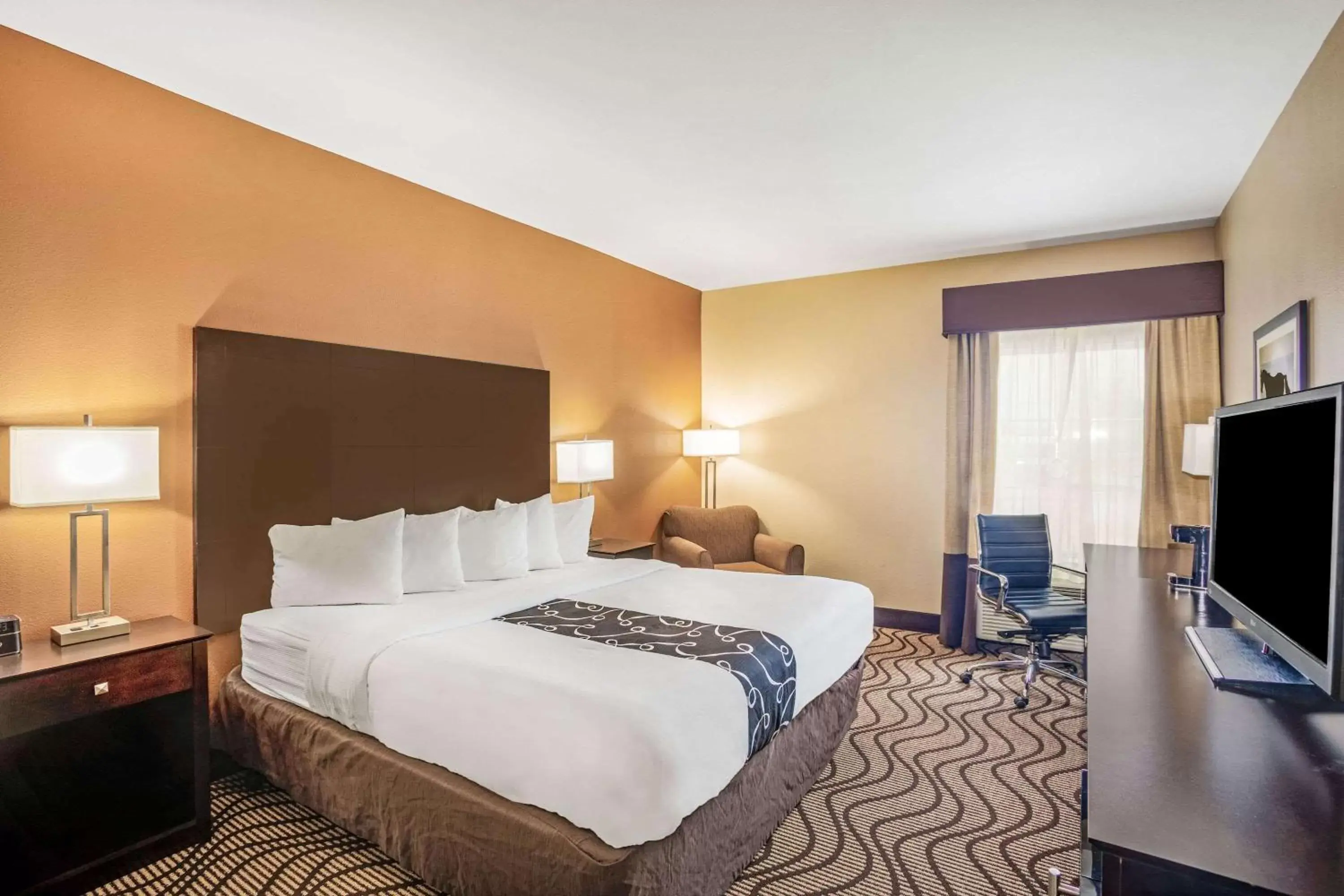 Photo of the whole room, Bed in La Quinta Inn & Suites by Wyndham Beeville