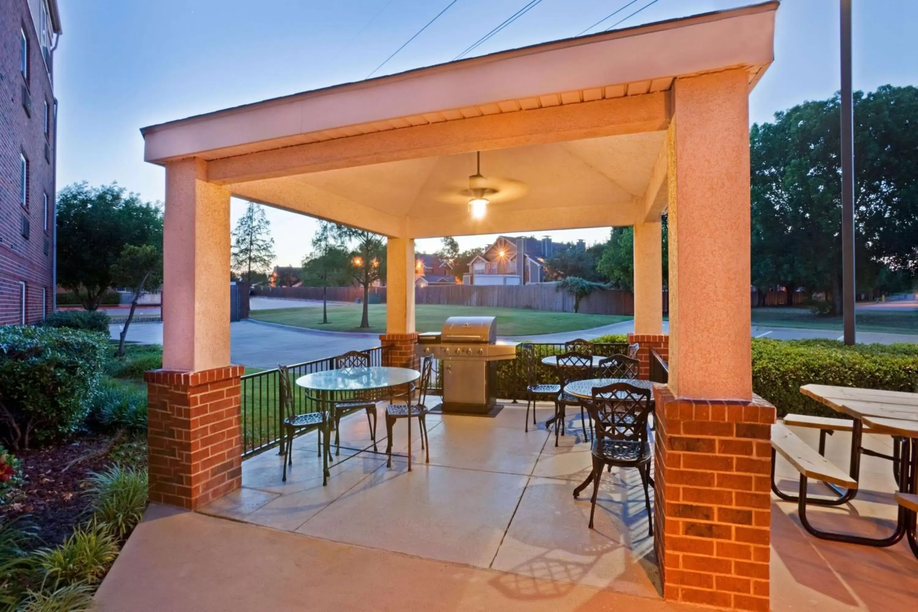 Property building, Restaurant/Places to Eat in Sonesta Simply Suites Arlington