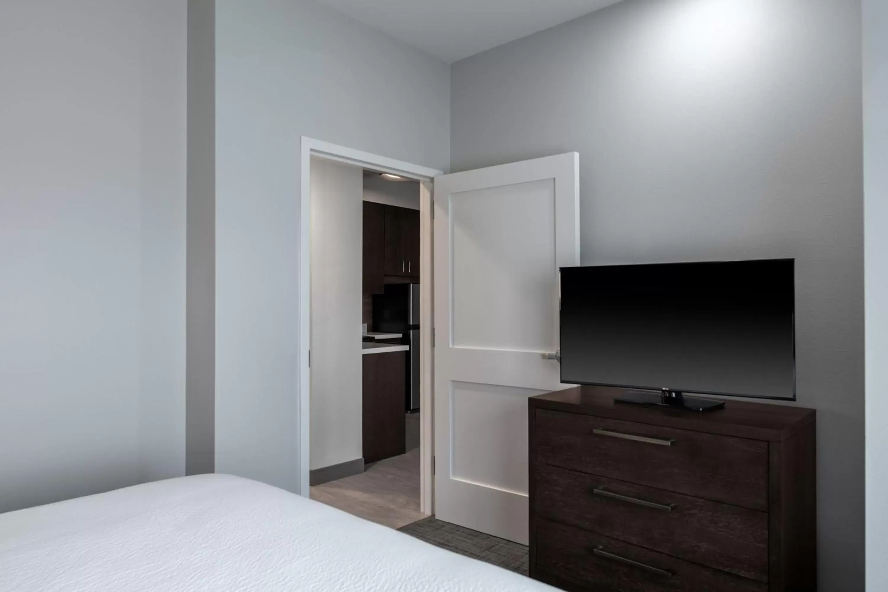 Bedroom, TV/Entertainment Center in Residence Inn by Marriott Lancaster Palmdale