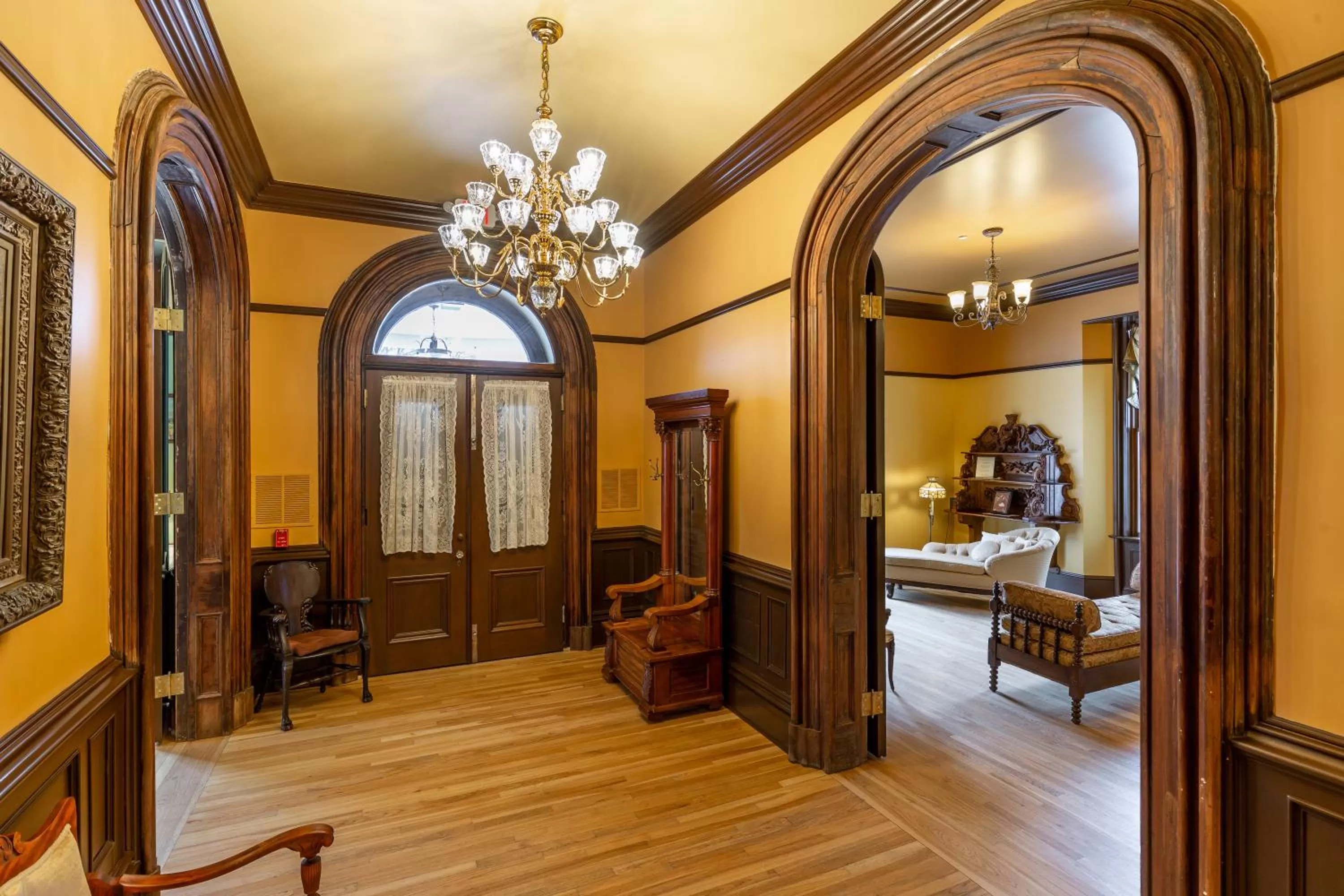 Facade/entrance, Bed in Steele Mansion Inn & Gathering Hub