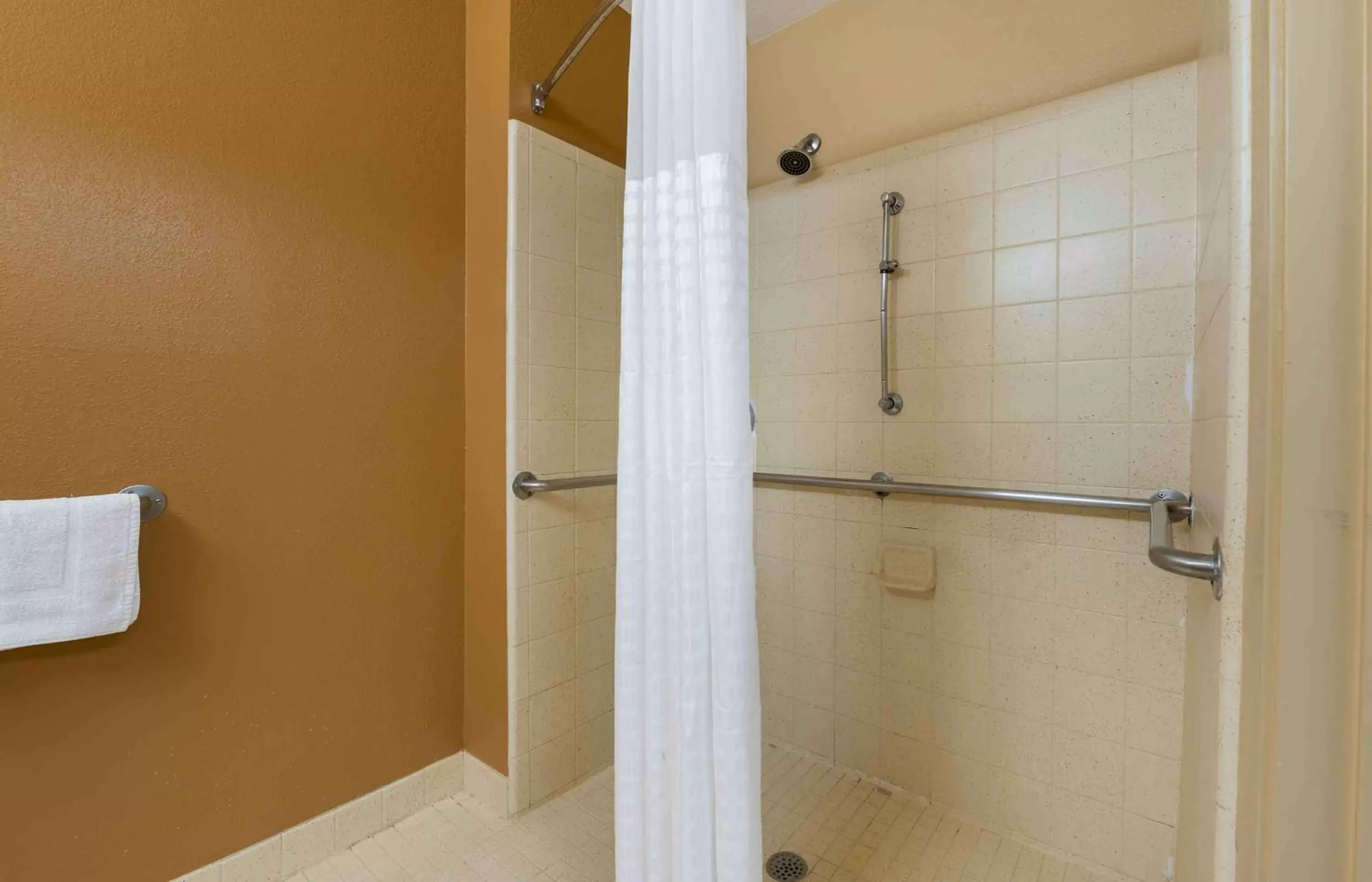Bathroom in Extended Stay America Suites - Chicago - Schaumburg - Convention Center