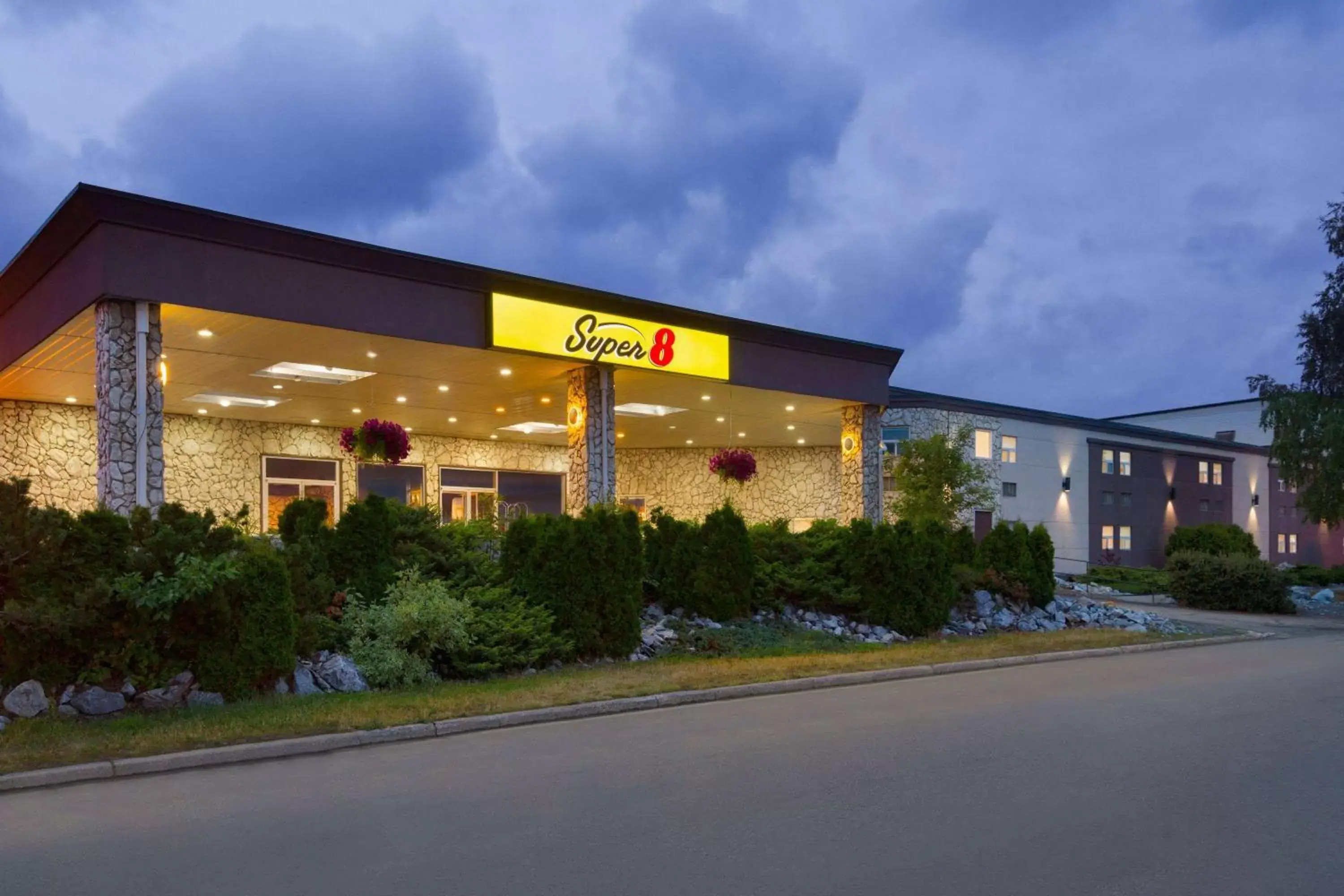 Property building in Super 8 by Wyndham Prince George Property building in Super 8 by Wyndham Prince George