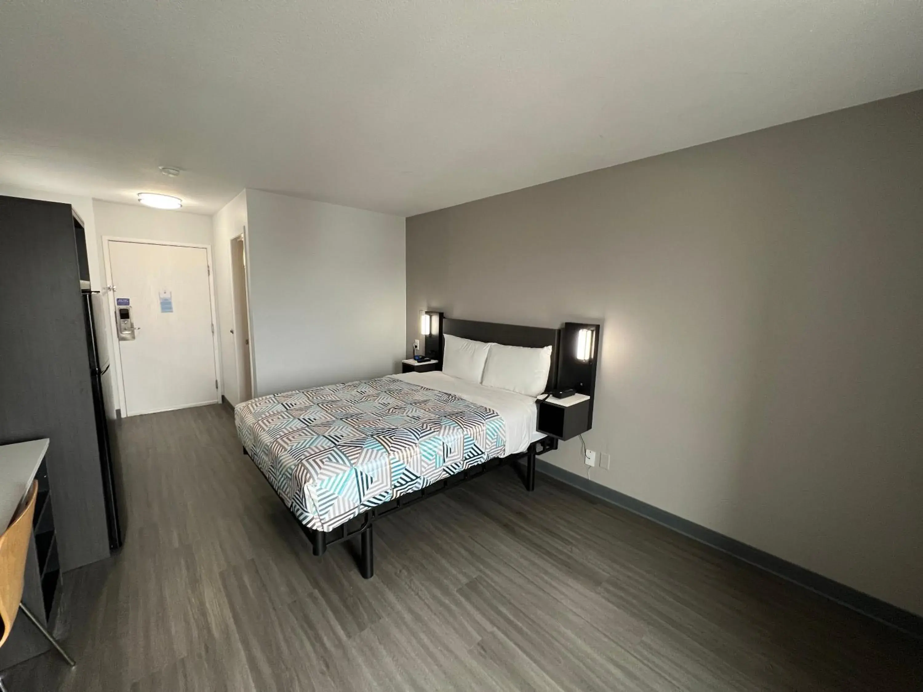 Bedroom, Bed in Motel 6-Altoona, IA - Des Moines East