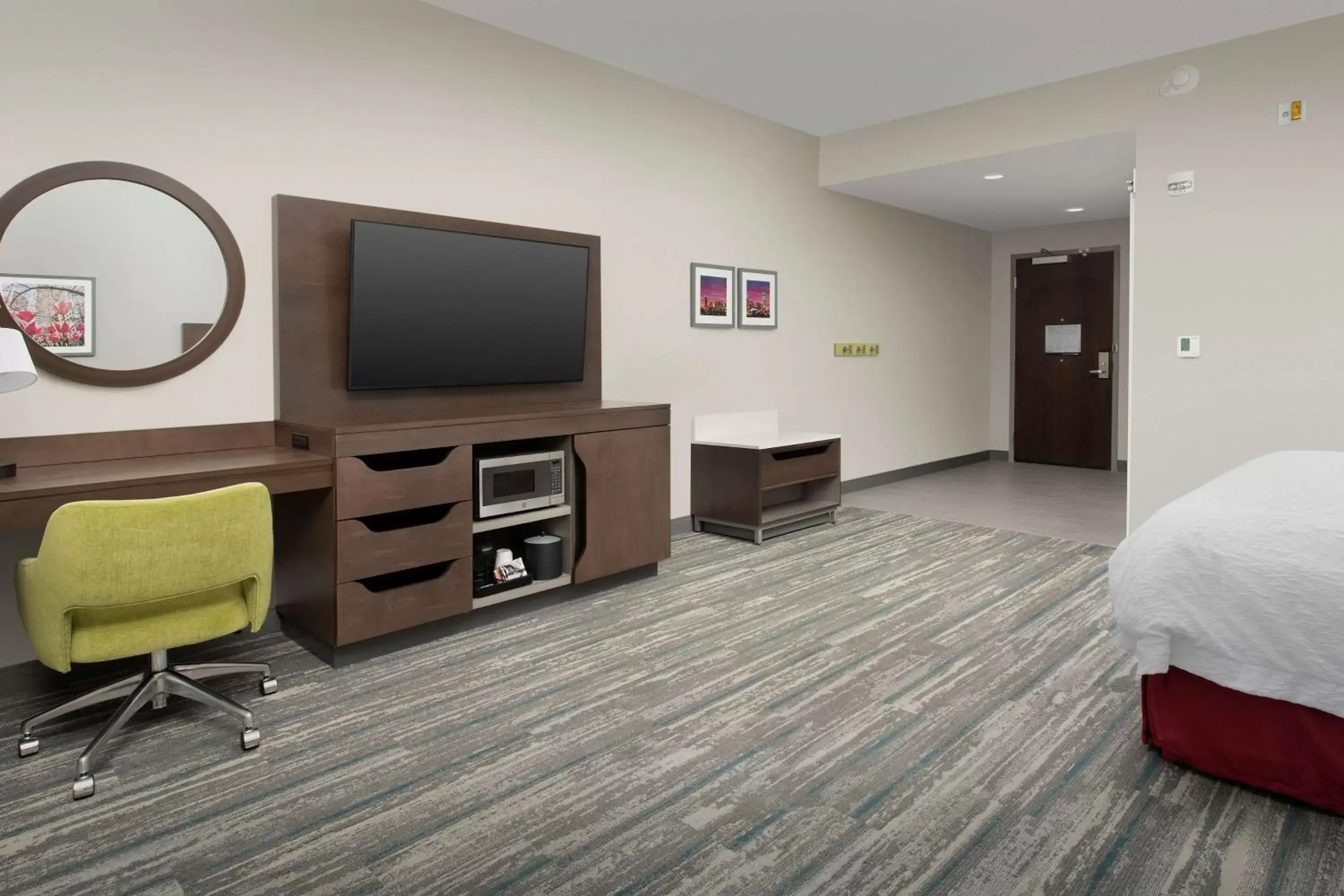 Bedroom, TV/Entertainment Center in Hampton Inn & Suites Charlotte Airport Lake Pointe