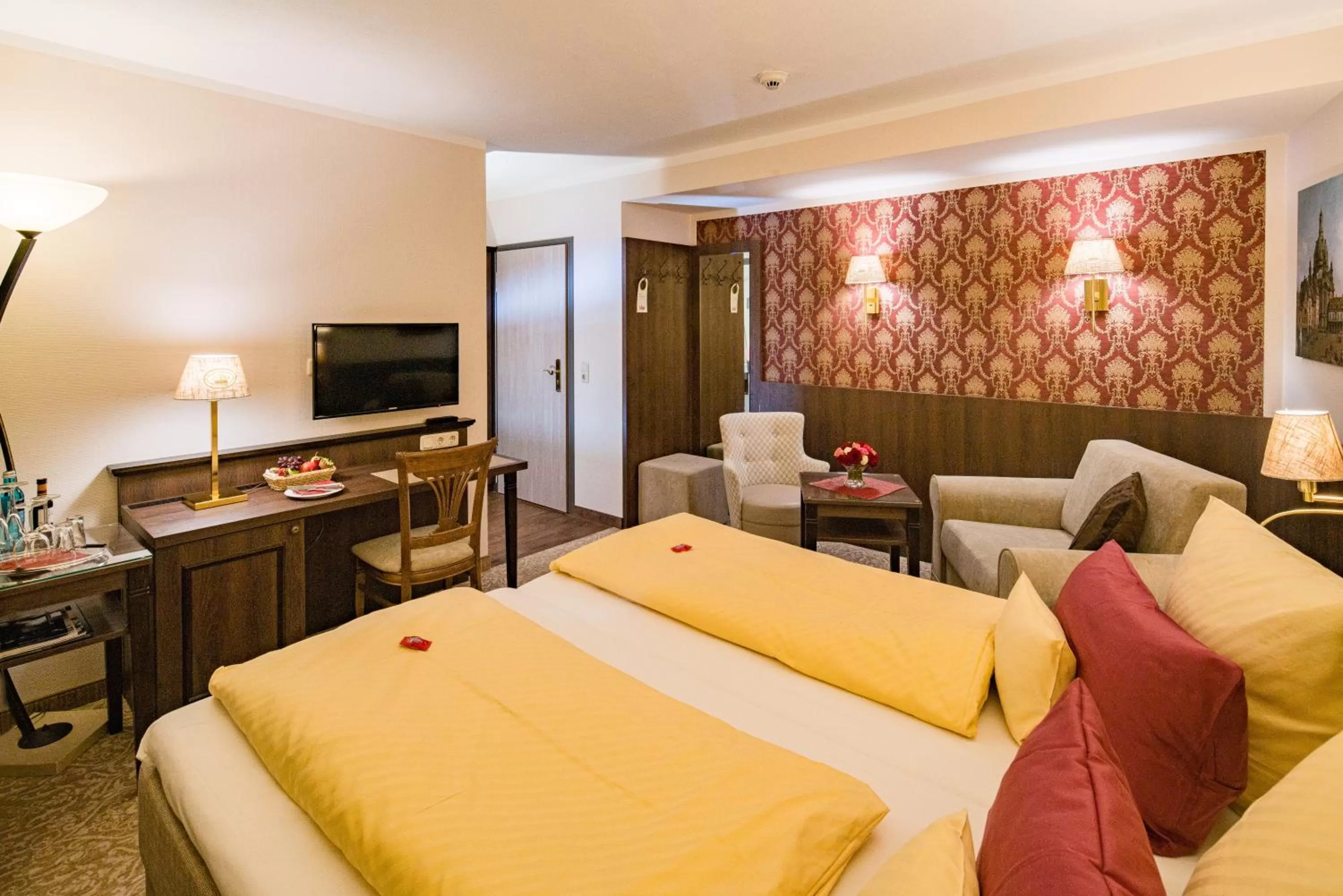 Photo of the whole room, Bed in Schlosshotel Klaffenbach