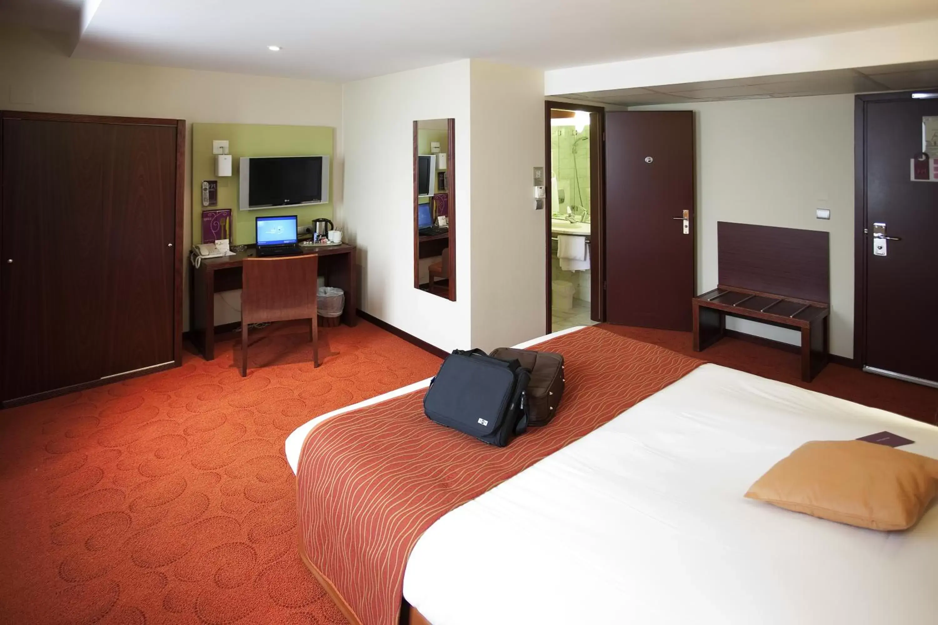 Photo of the whole room, TV/Entertainment Center in Mercure Strasbourg Centre Gare