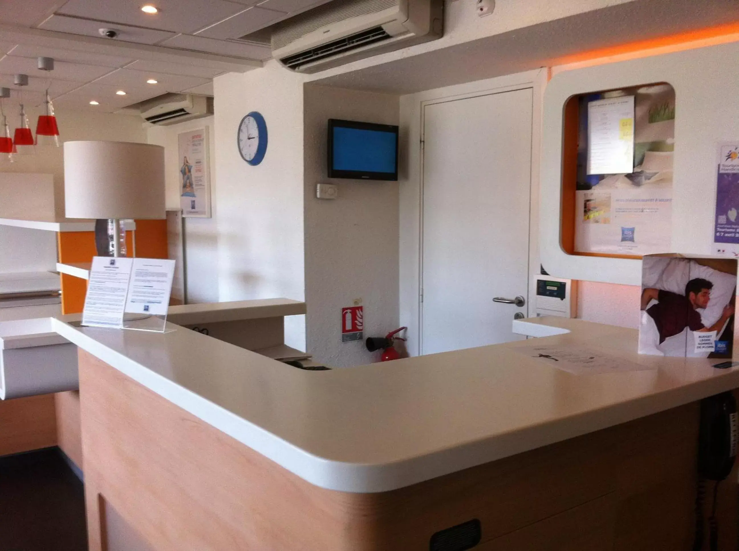 Lobby or reception in ibis budget Mâcon Nord