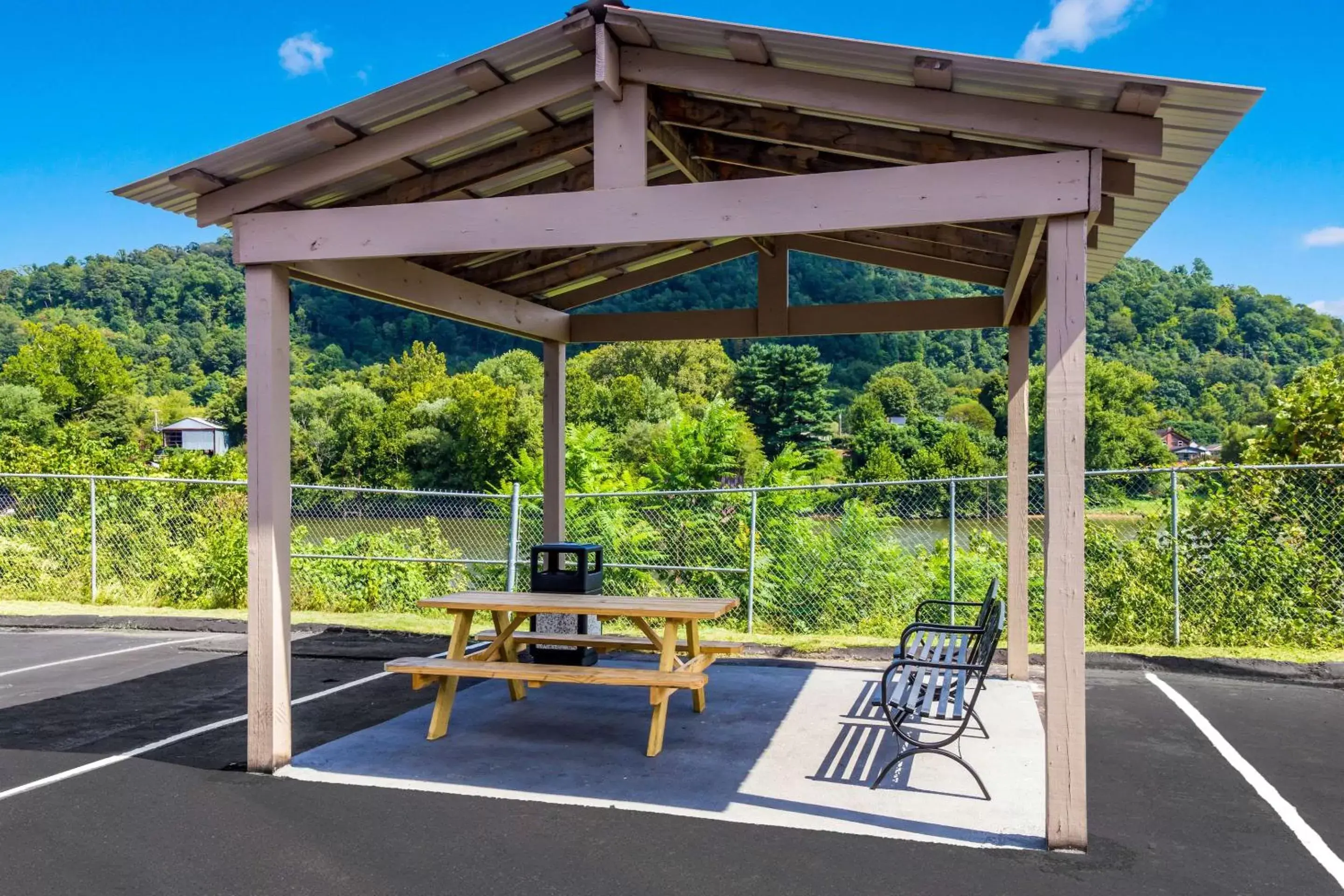 Property building, BBQ Facilities in Comfort Inn Charleston, WV