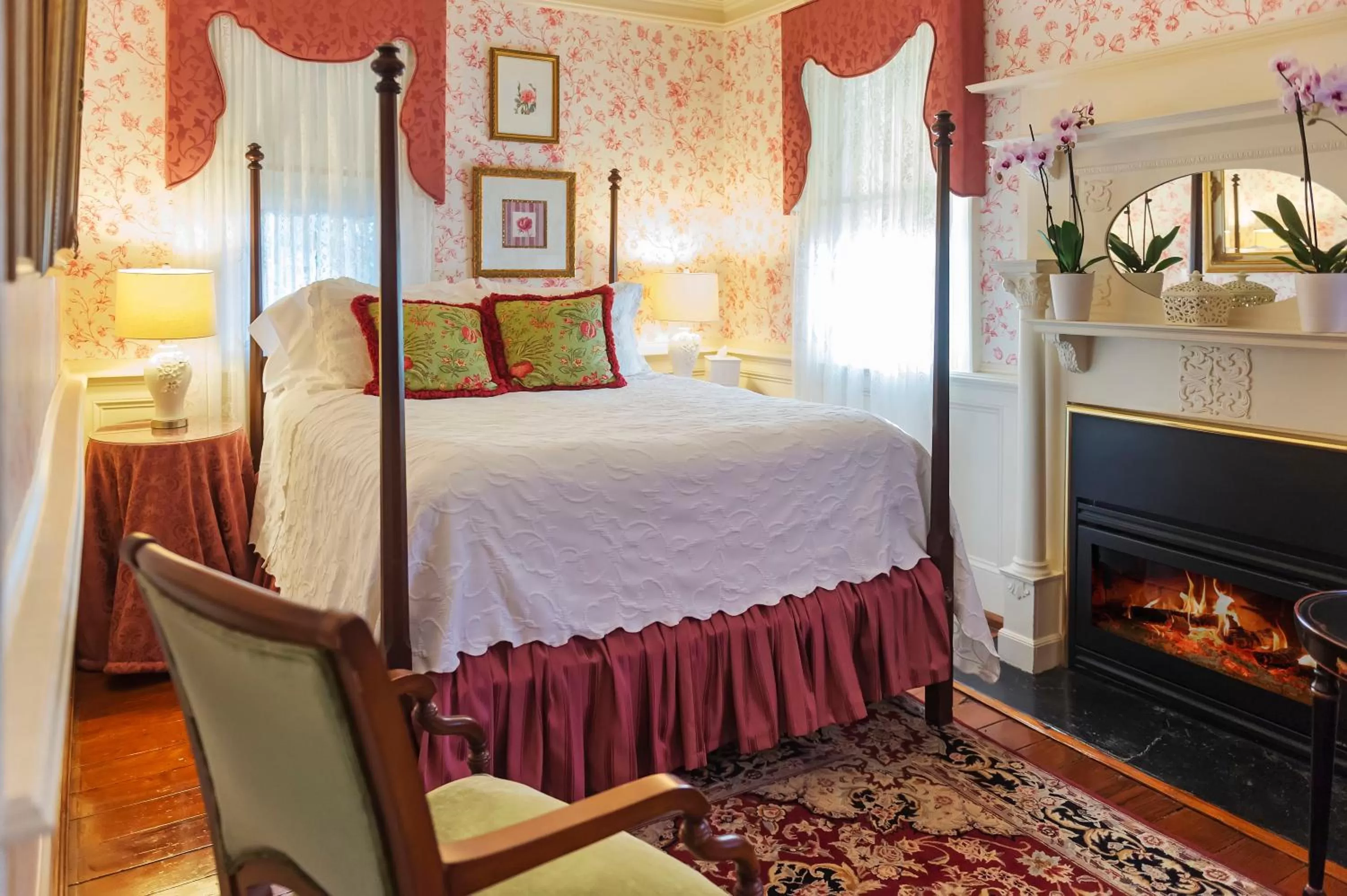 Bedroom, Bed in Arrowhead Inn