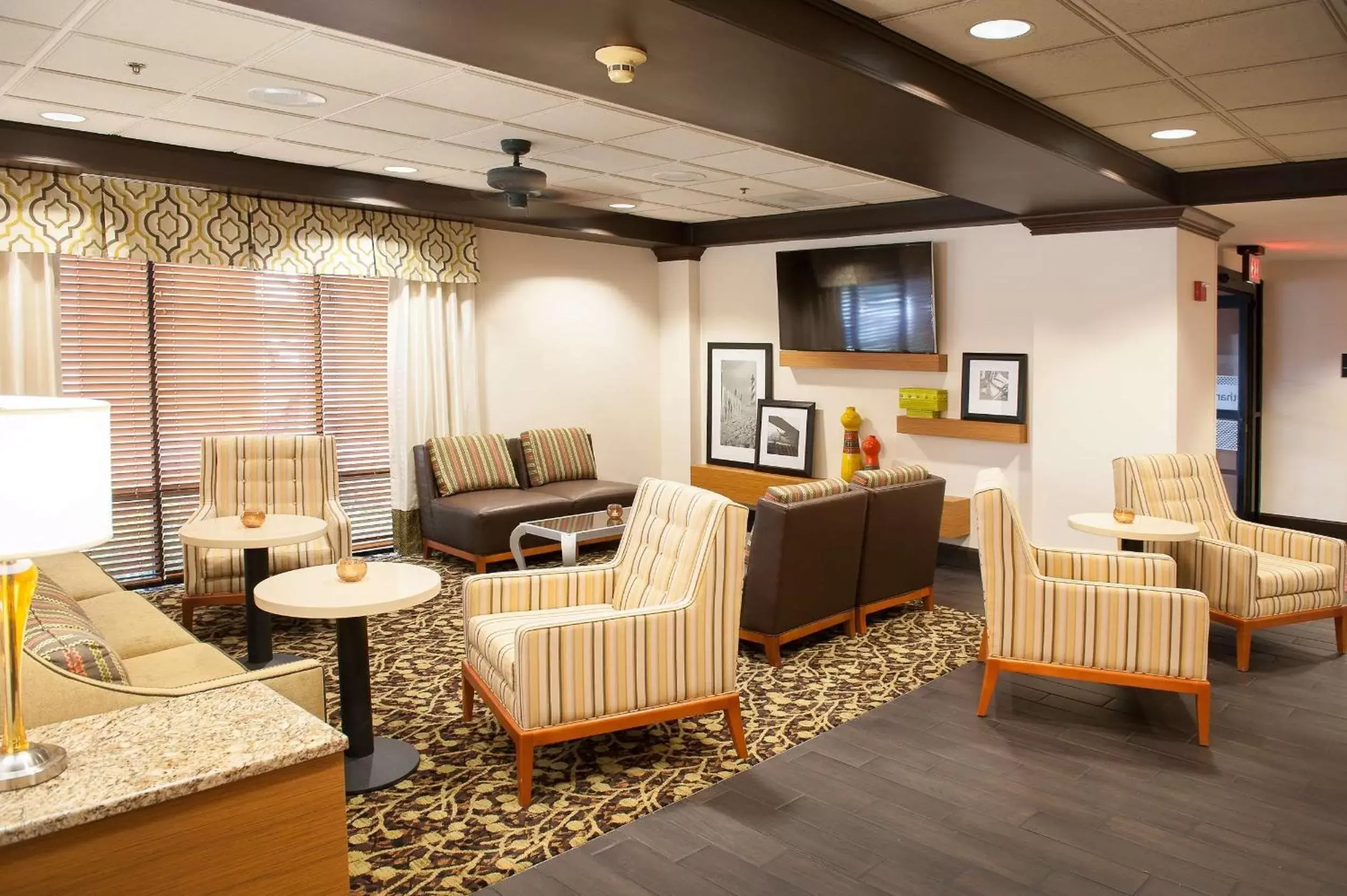 Lobby or reception, Lounge/Bar in Hampton Inn Pensacola-Airport