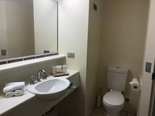 Bathroom in City Oasis Inn