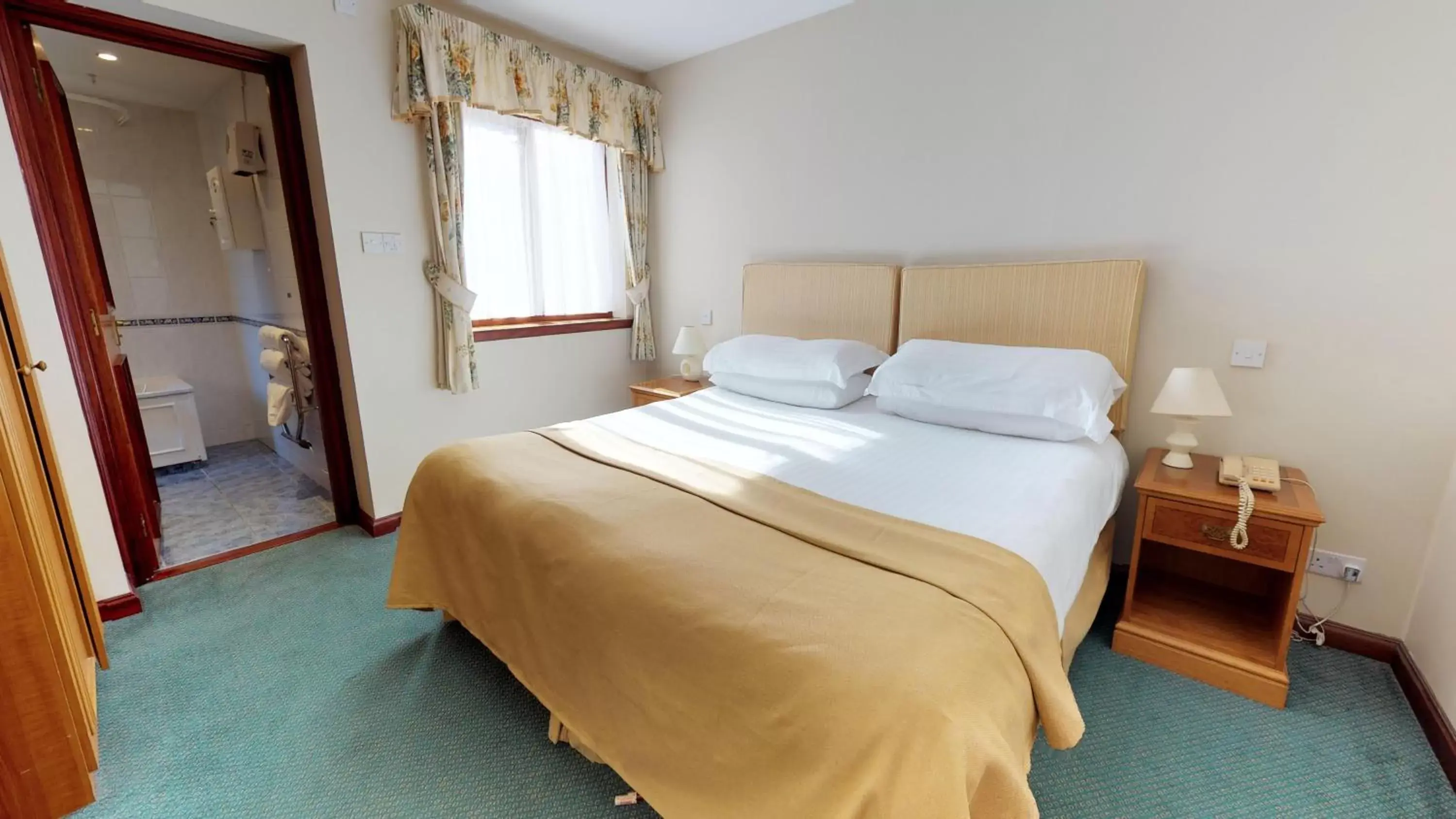 Bedroom, Bed in Macdonald Elmers Court Resort