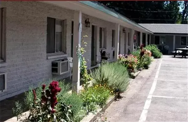 Facade/entrance in Forest Lodge Motel