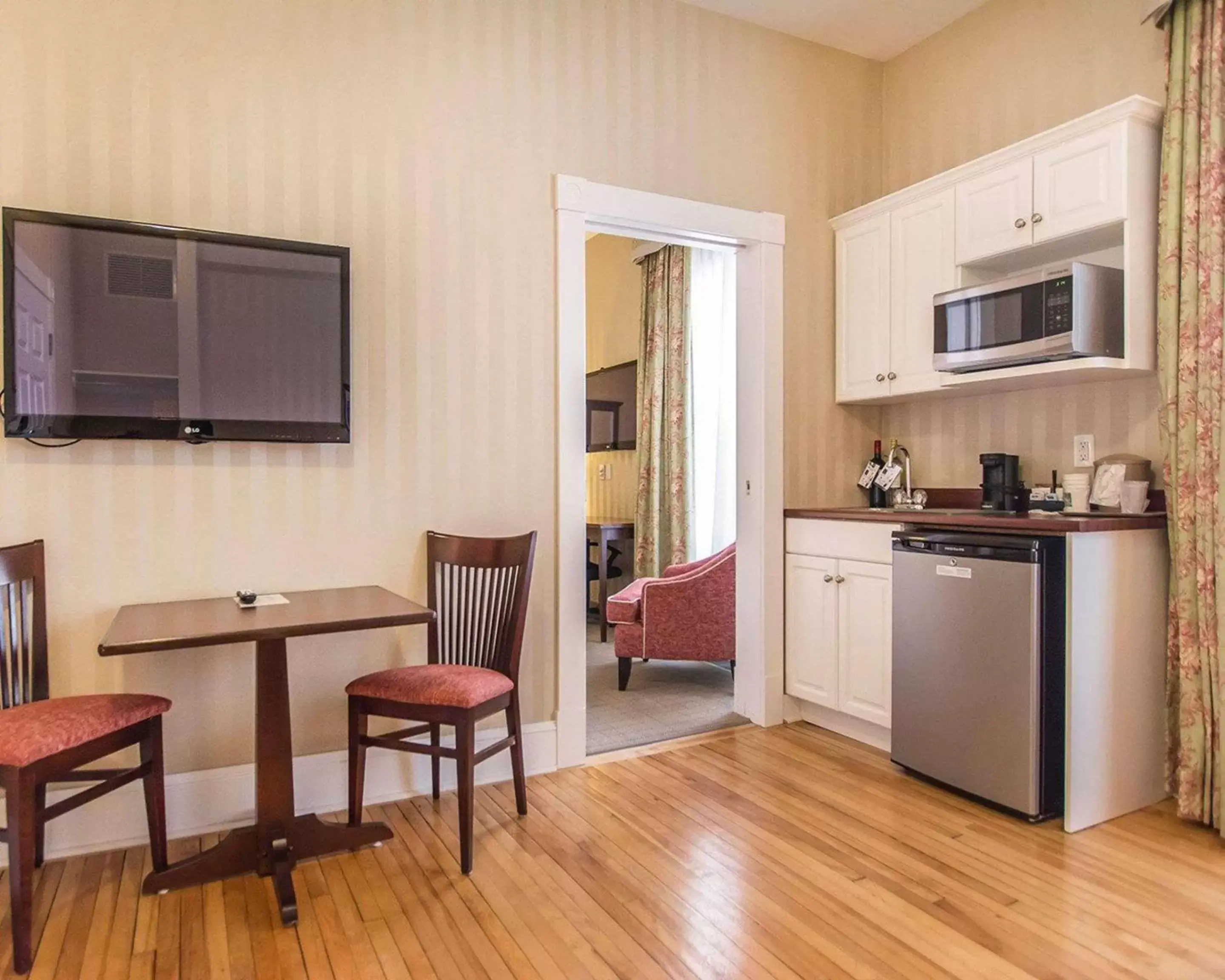 Bedroom, Kitchen/Kitchenette in Quality Inn & Suites Downtown