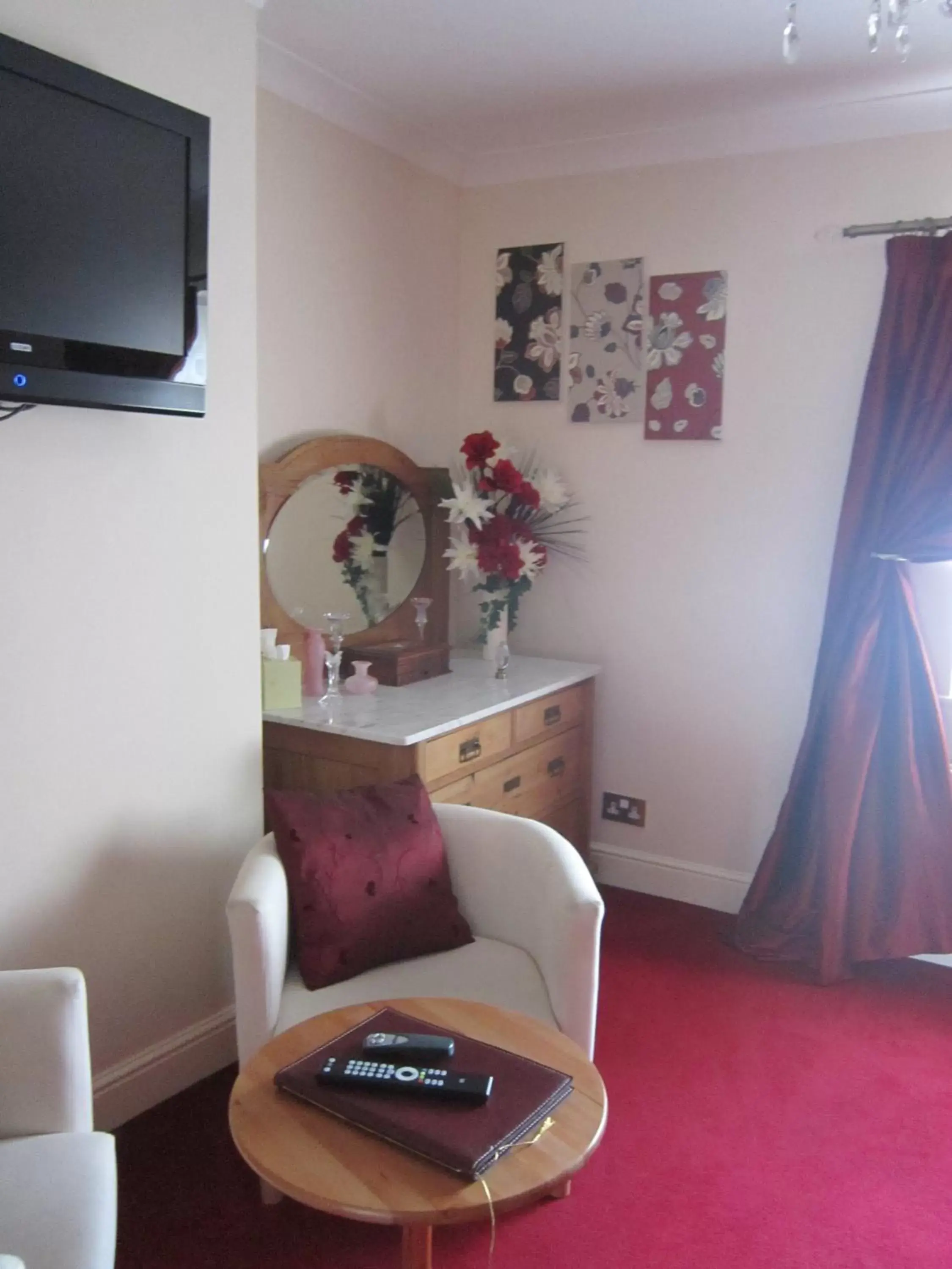 Bedroom, Seating Area in The Sycamore Tree