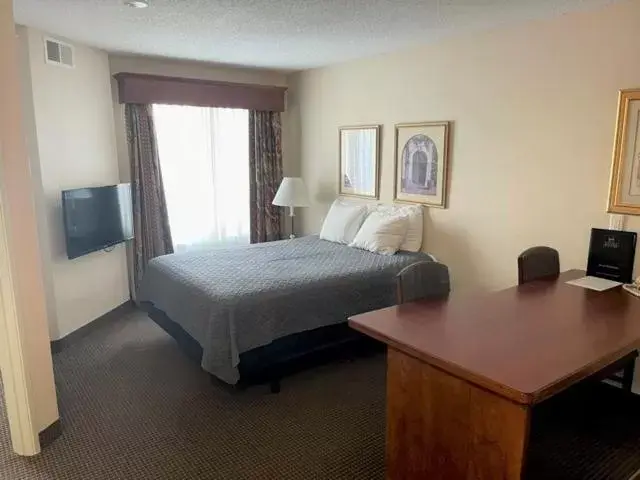 Bed in River Hills Hotel- Mankato