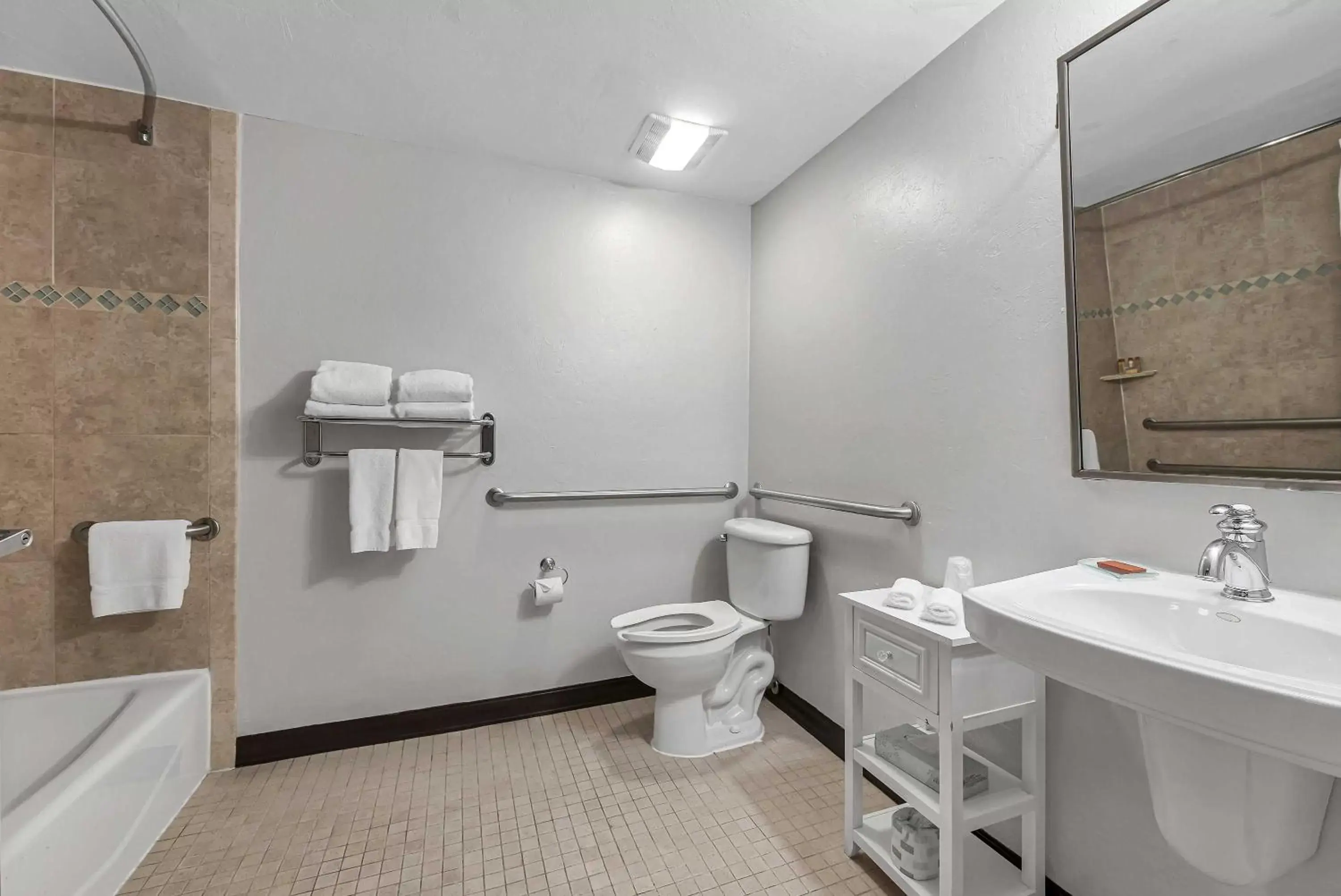 Toilet, Bathroom in Bayfront Inn 5th Avenue