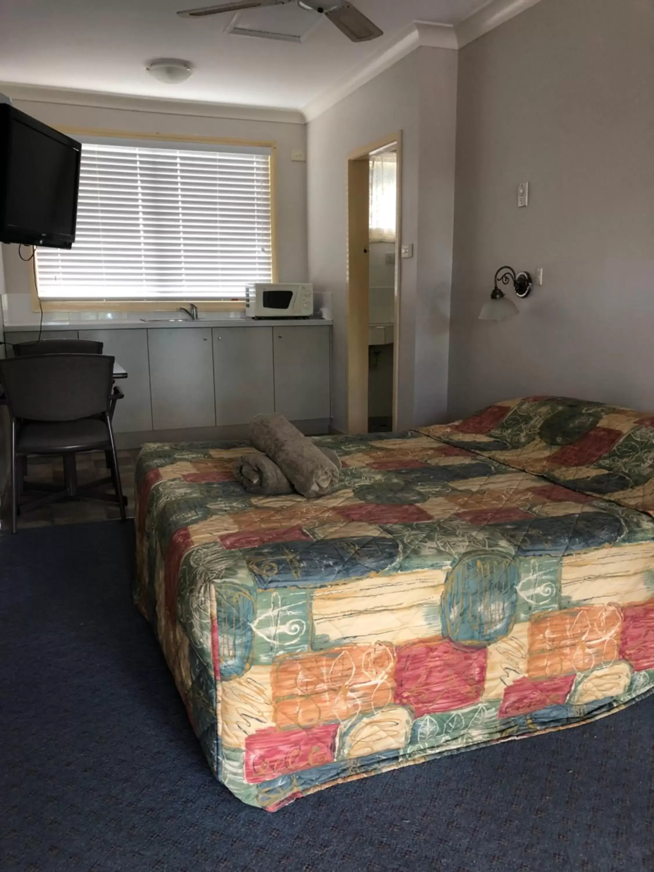 Photo of the whole room, Bed in Breeze Inn 13 Princes Highway, Ulladulla