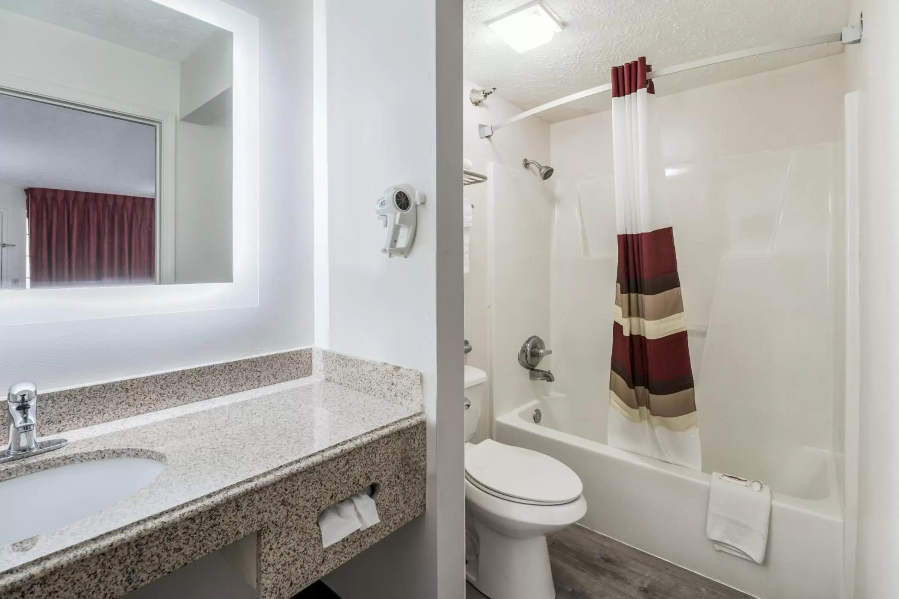 Bathroom in Red Roof Inn Cadiz