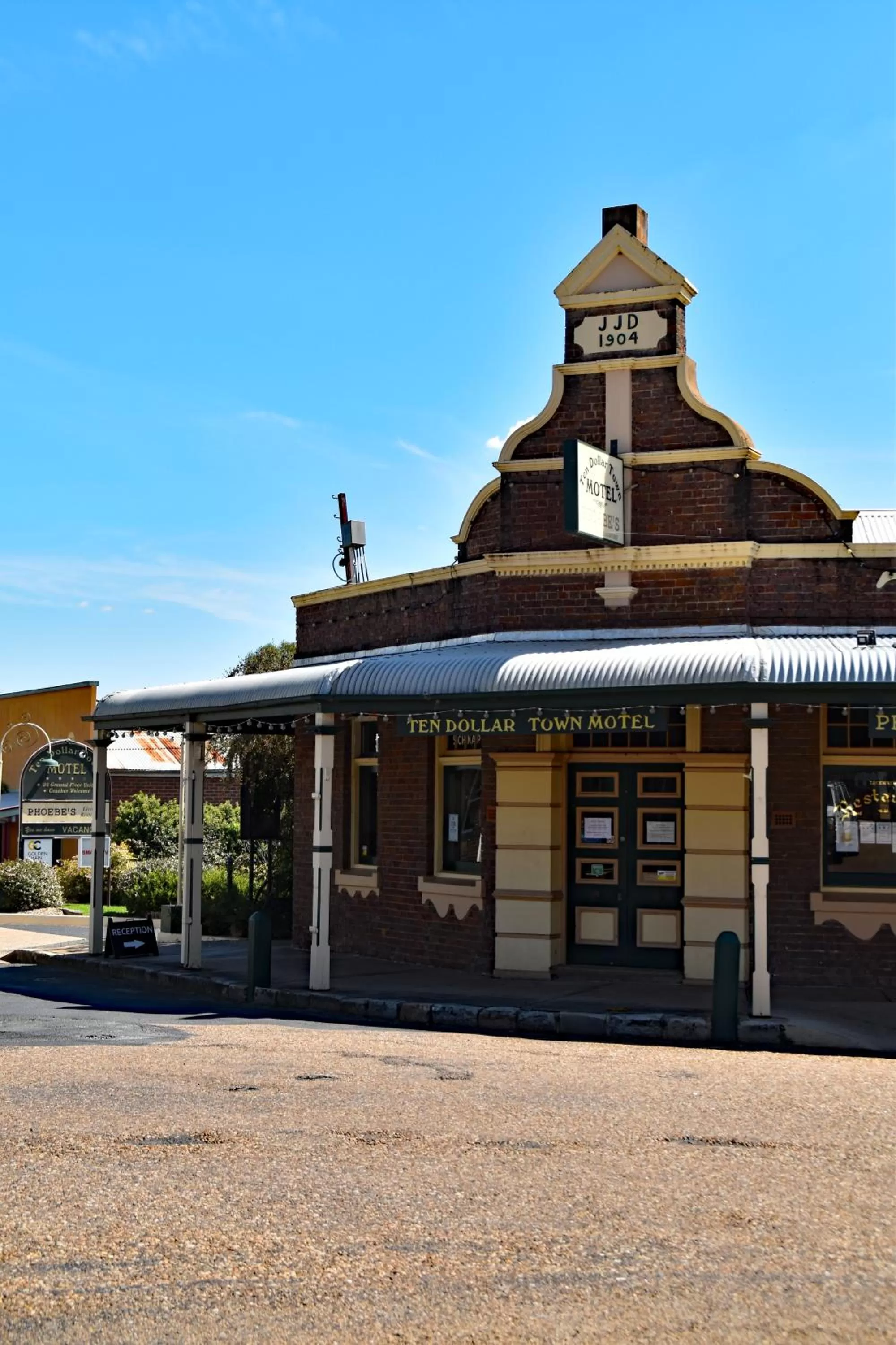 Ten Dollar Town Motel