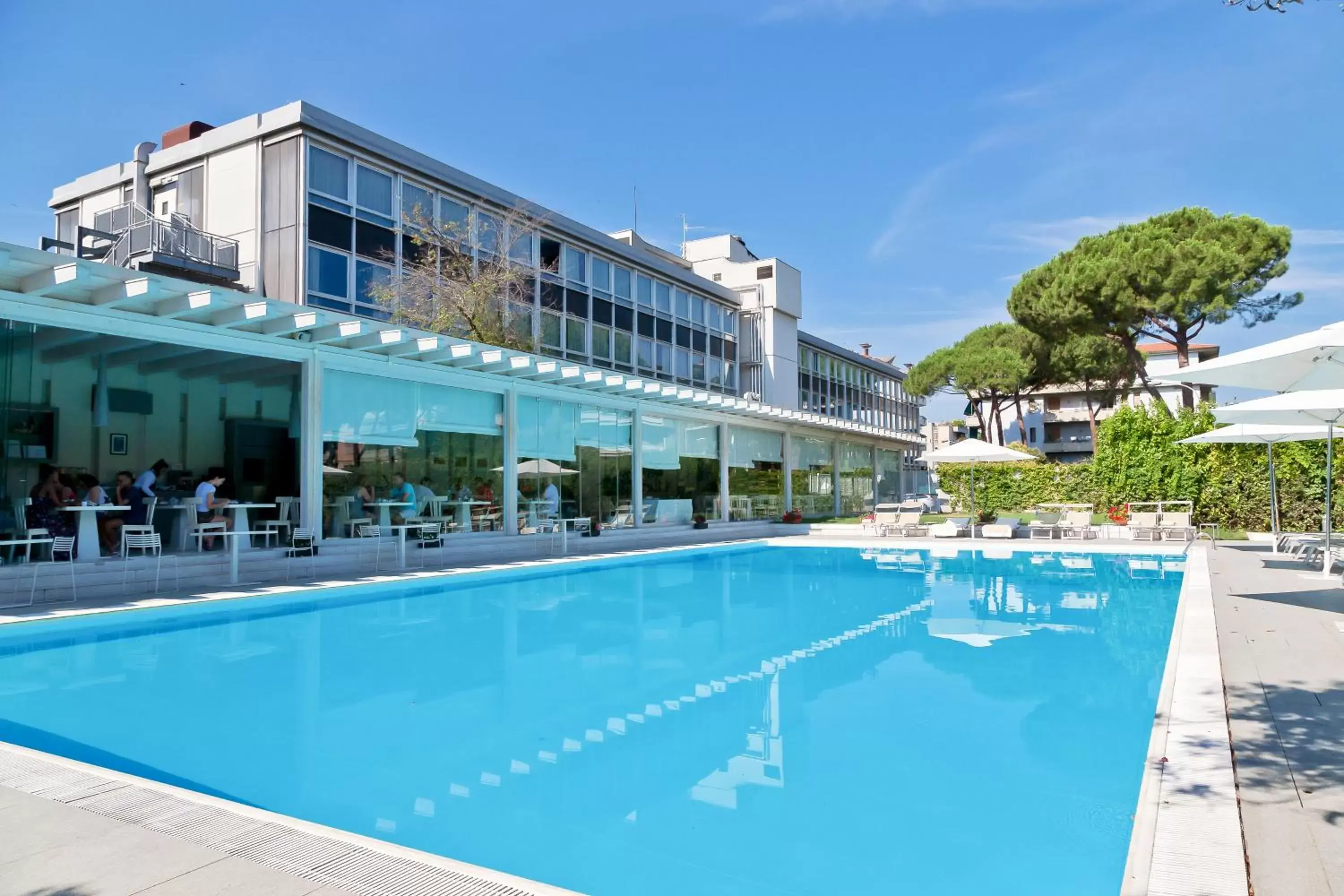 Swimming Pool in Italiana Hotels Florence