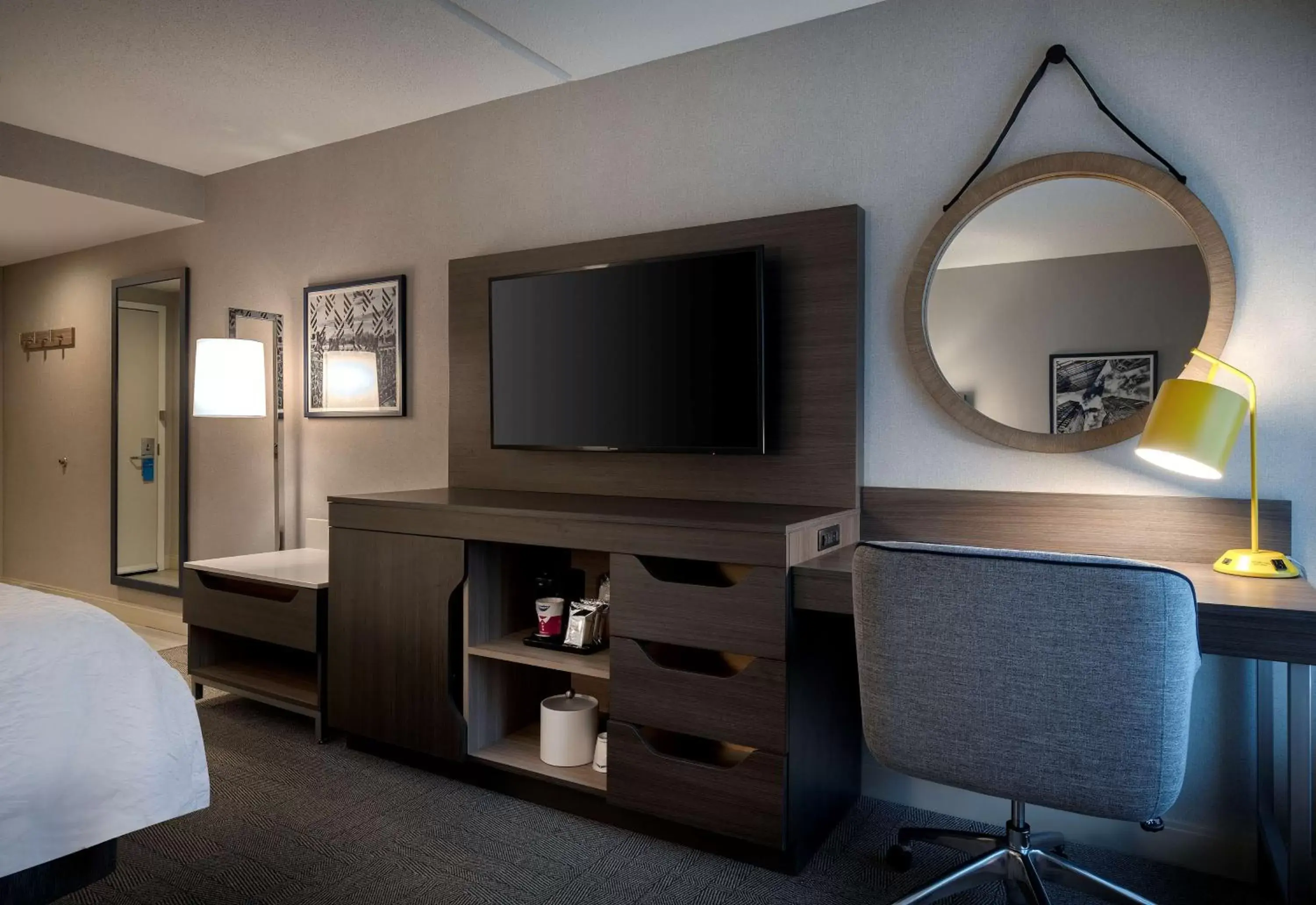 Bedroom, TV/Entertainment Center in Hampton Inn by Hilton Boston/Cambridge