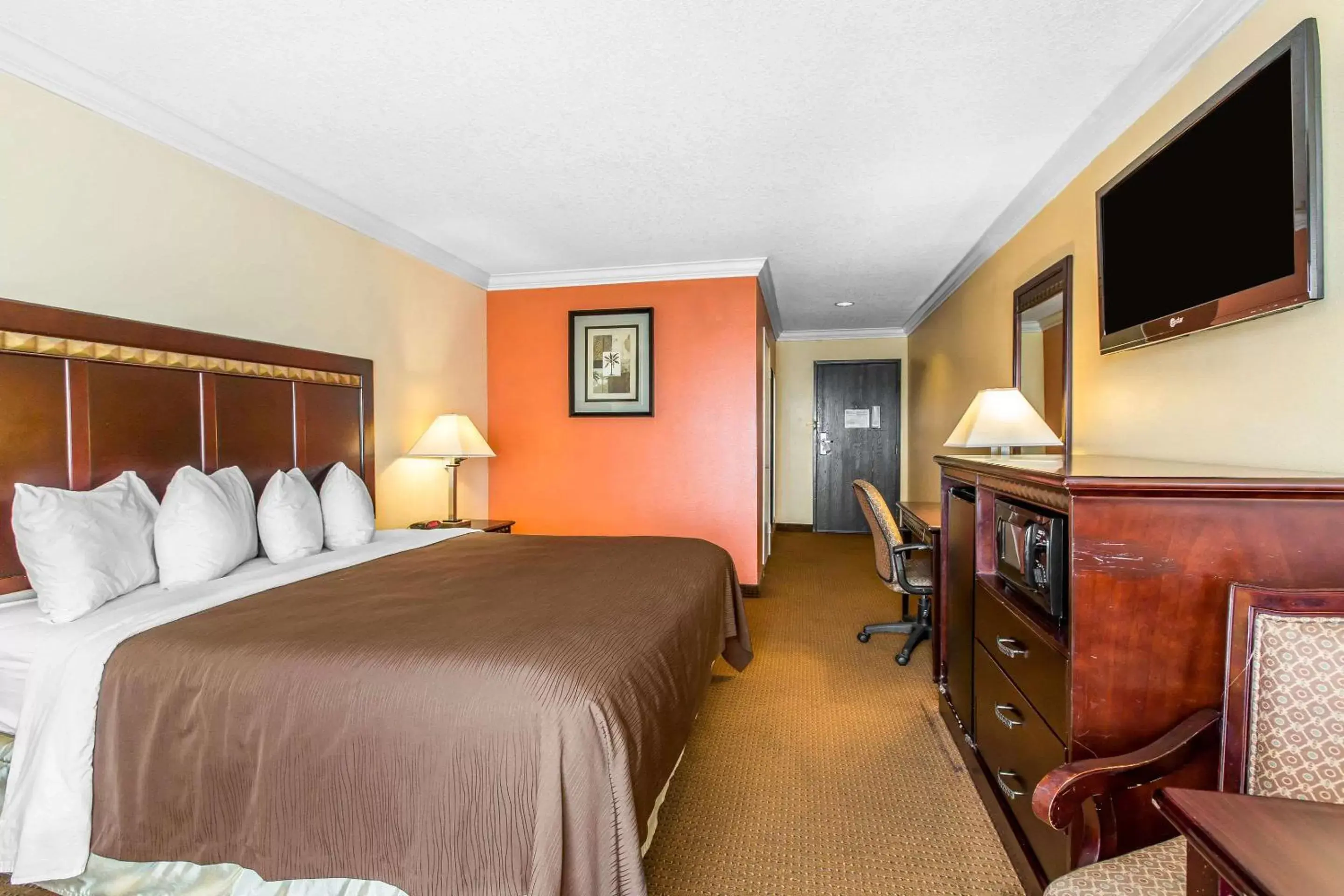 Photo of the whole room, Bed in Quality Inn & Suites Bell Gardens-Los Angeles