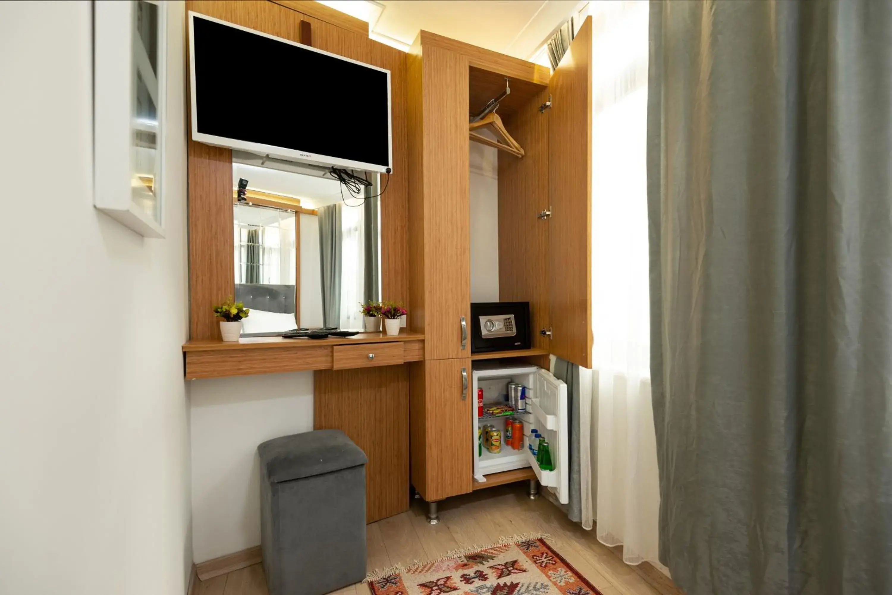 Kitchen or kitchenette, TV/Entertainment Center in Seven Rooms Oldcity Hotel