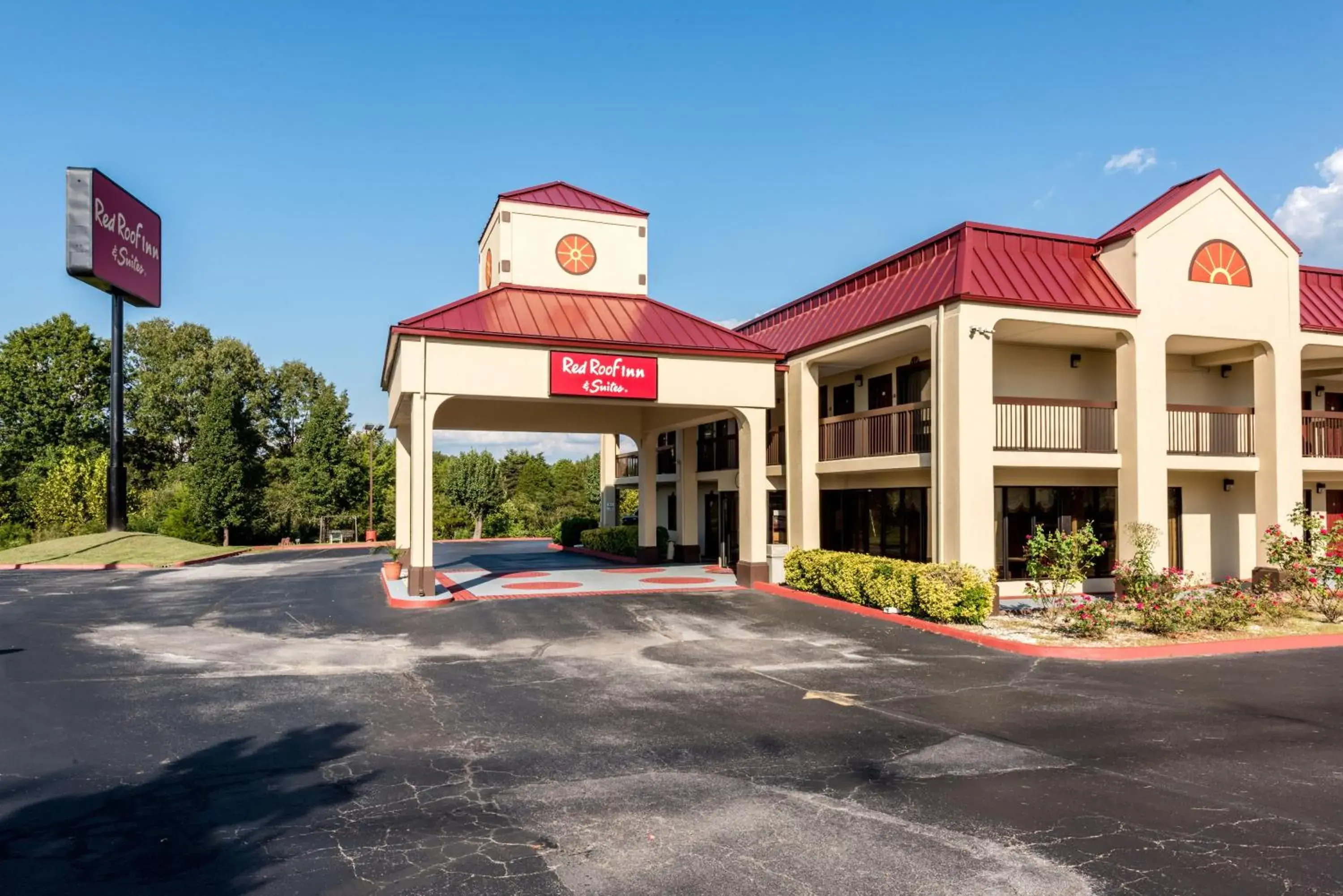 Property Building in Red Roof Inn & Suites Clinton