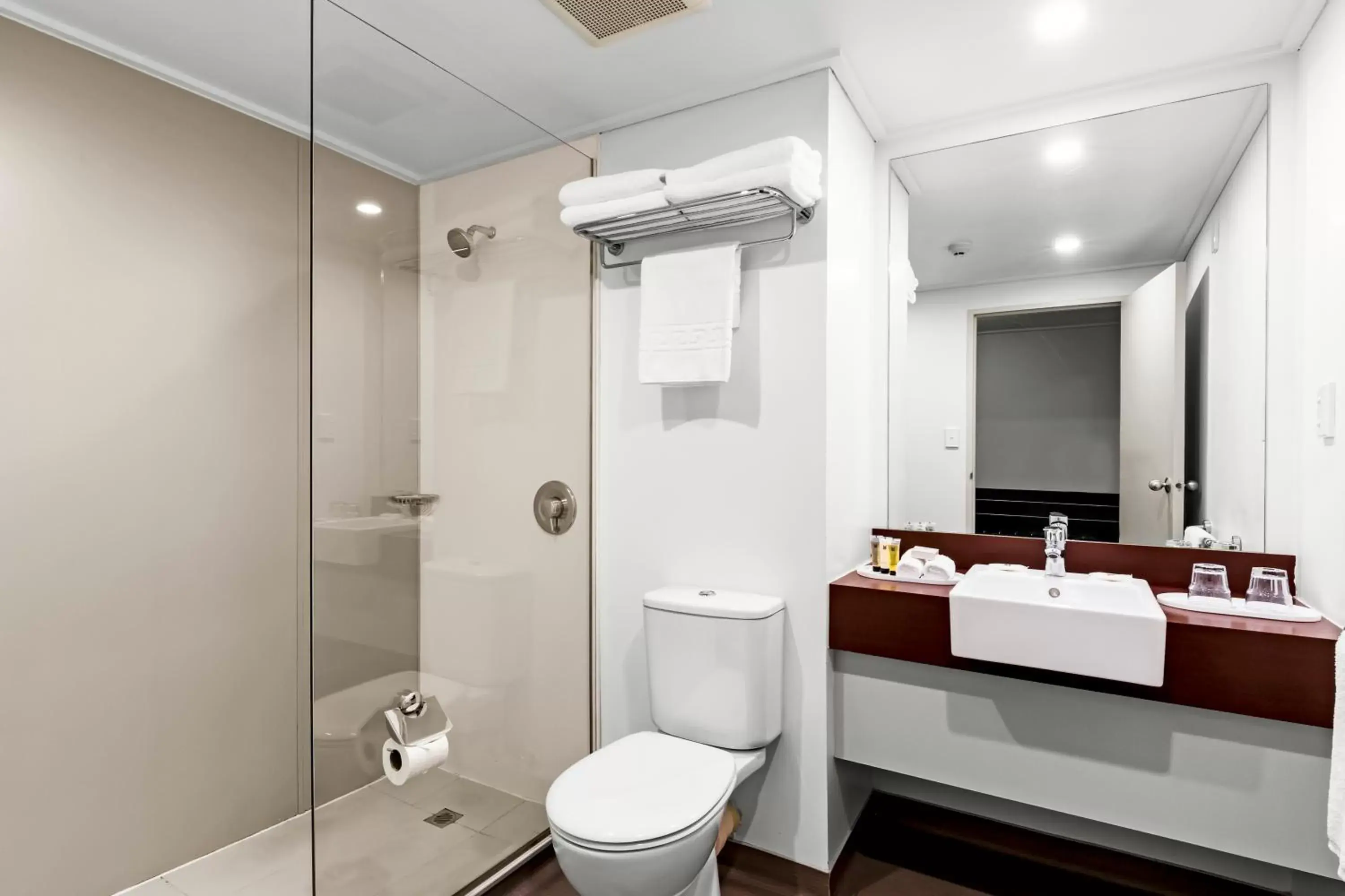 Shower, Bathroom in Copthorne Hotel & Apartments Queenstown Lakeview