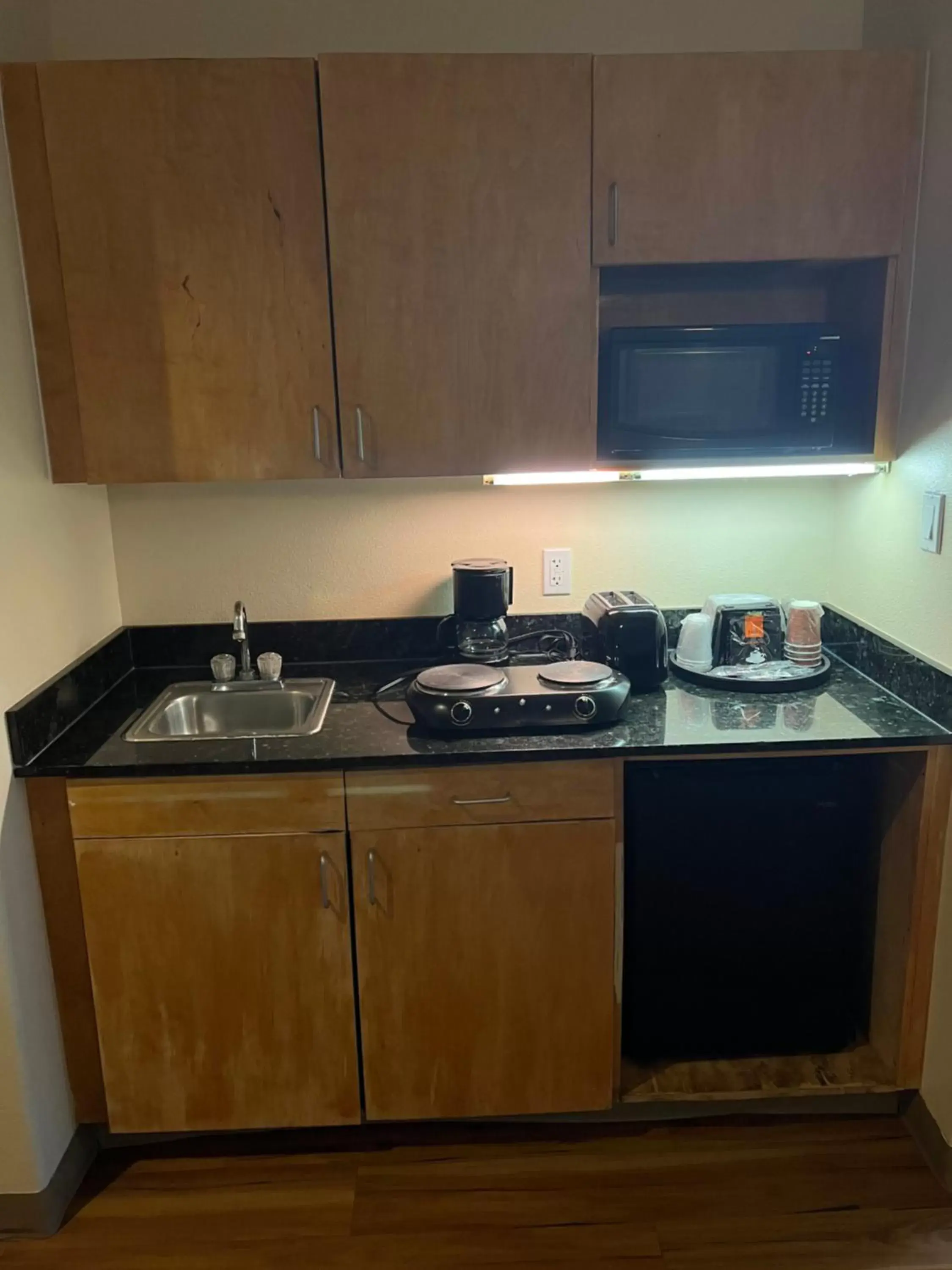 Kitchen or kitchenette, Kitchen/Kitchenette in Sunchase Inn & Suites