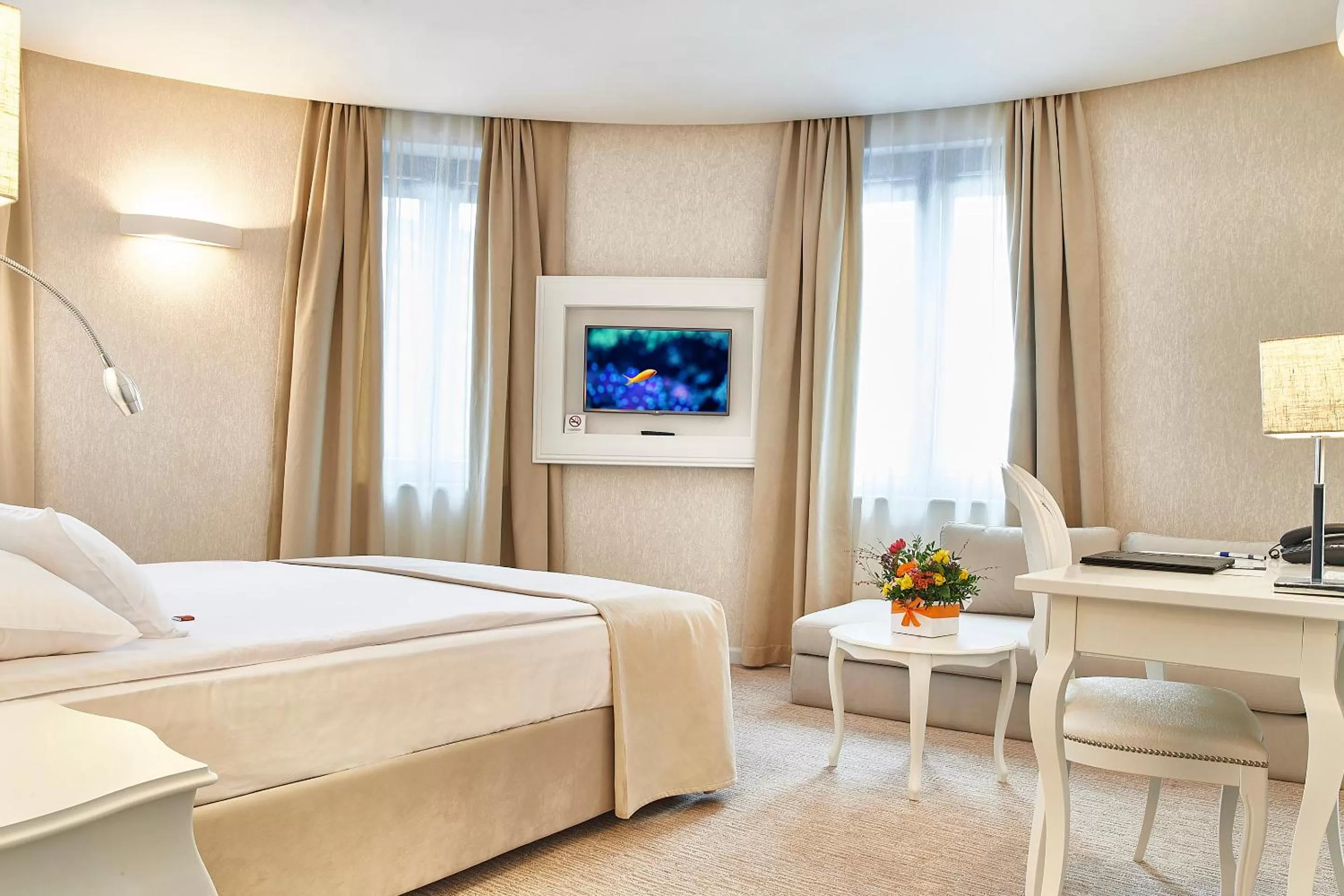 Photo of the whole room, Bed in Continental Forum Sibiu