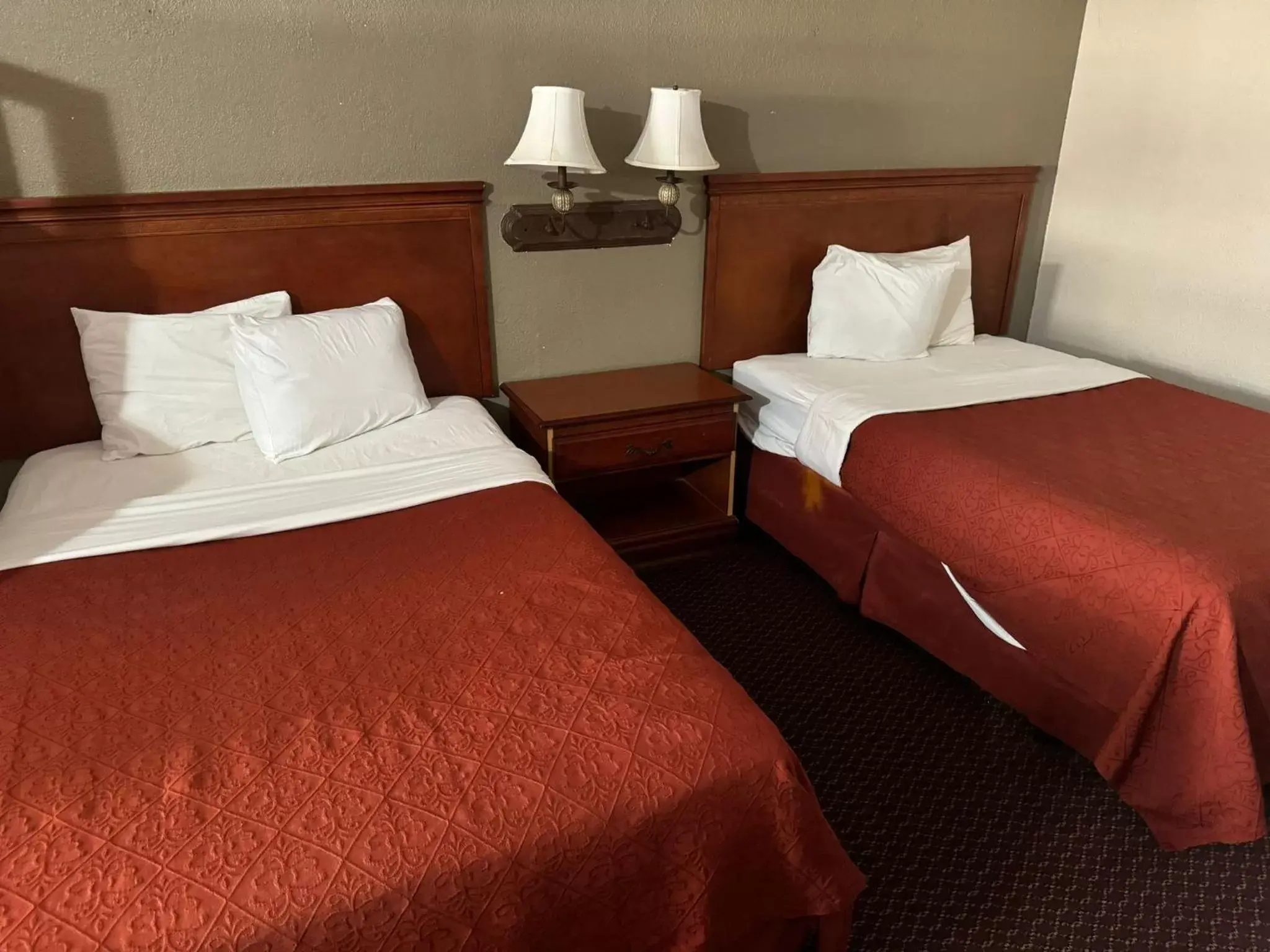 Bed in Rodeway Inn & Suites South of Fiesta Park