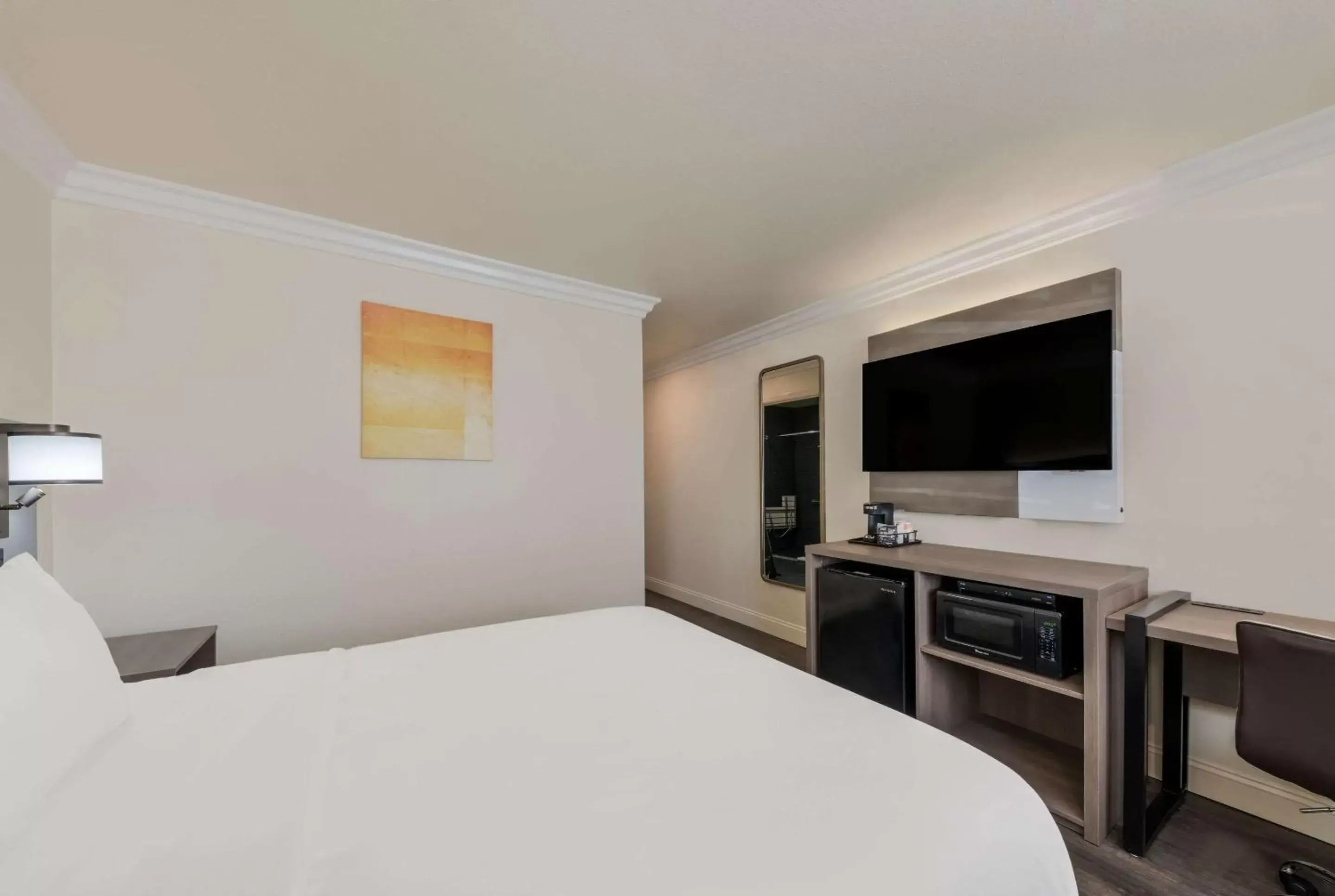 Bedroom, Bed in Comfort Inn Gilroy Bedroom, Bed in Comfort Inn Gilroy