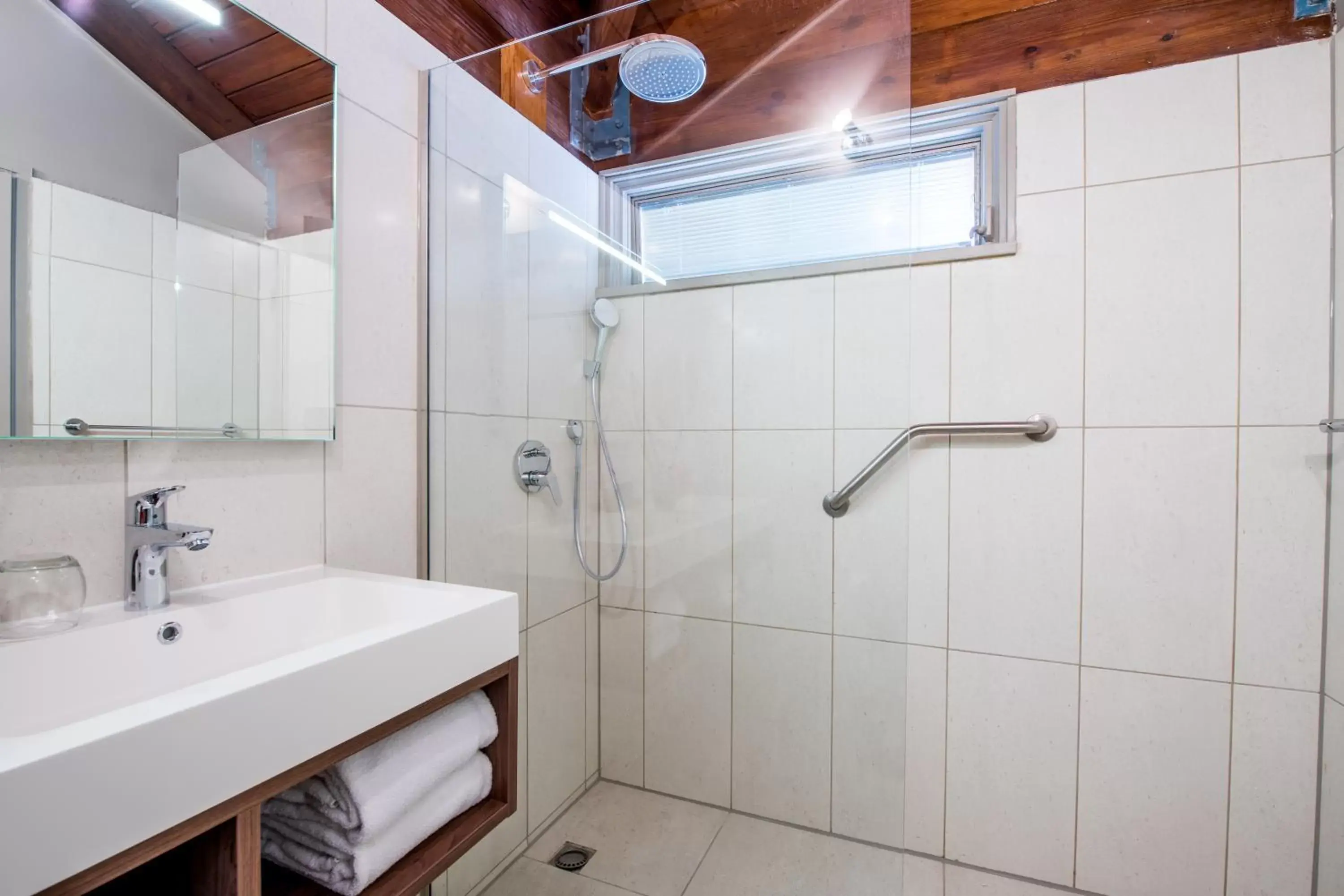 Shower, Bathroom in Curacao Avila Beach Hotel