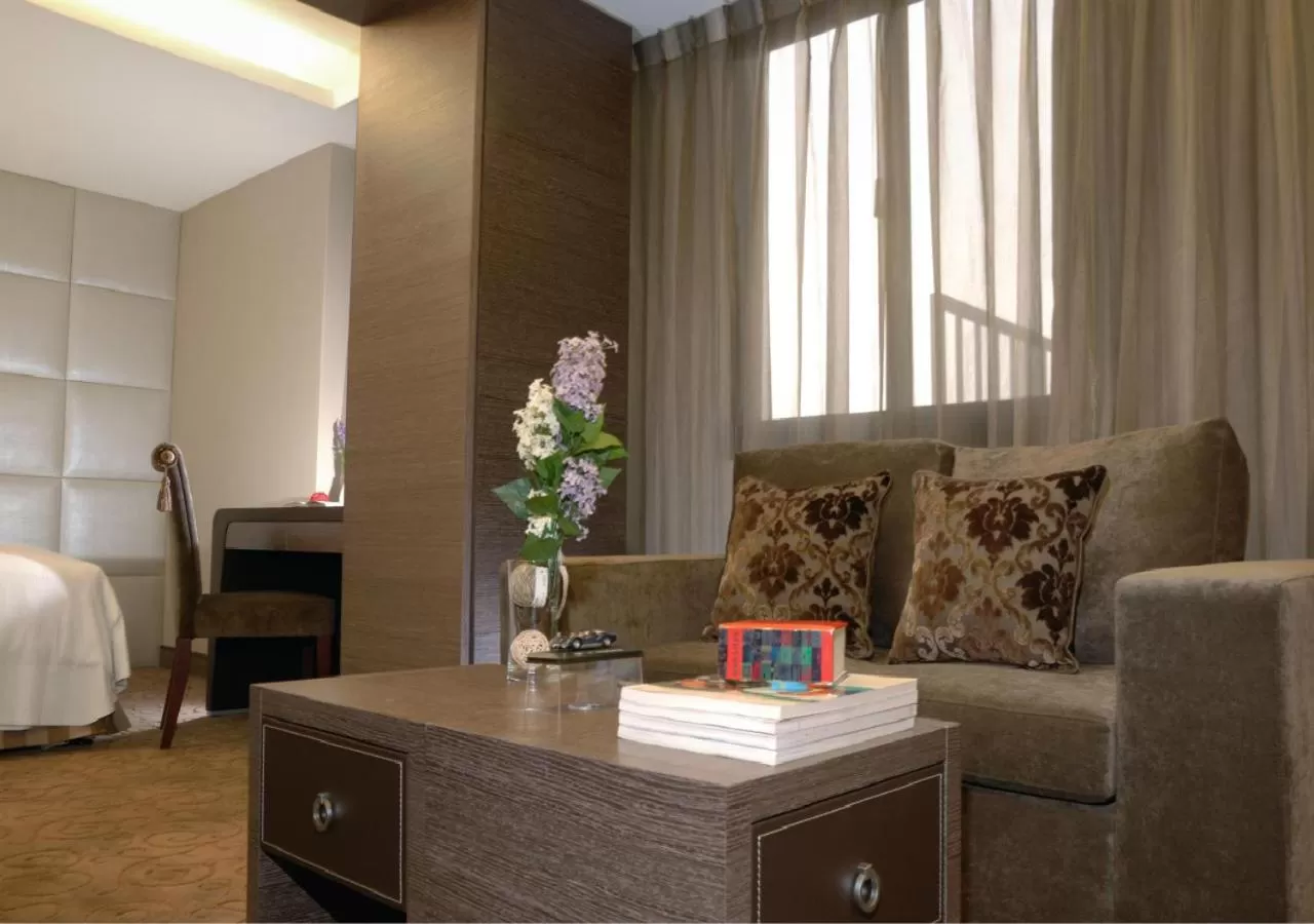 Living room, Bed in The Metro Hotel - Taipei Branch